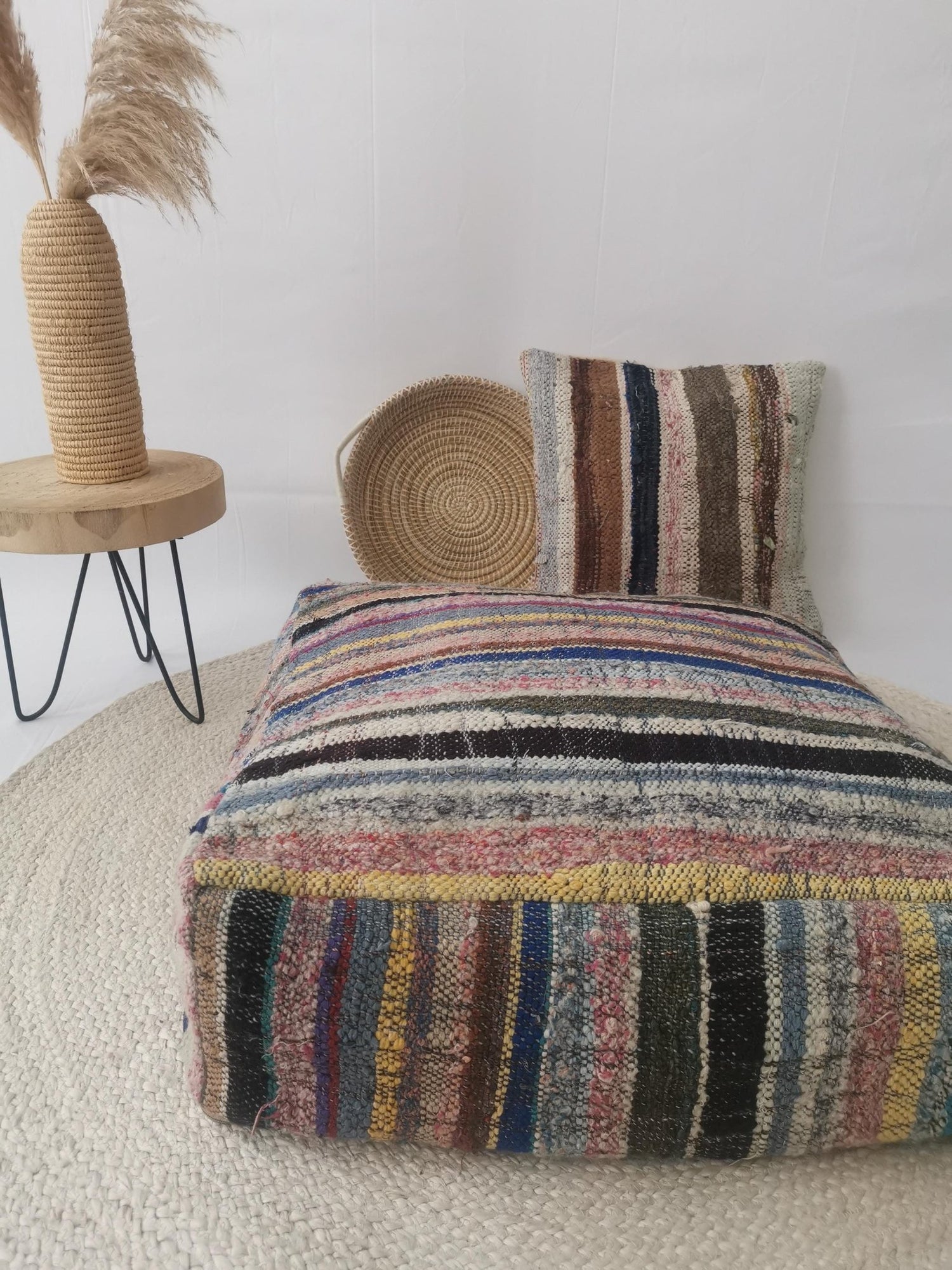 Bunter Marokkanischer Berber Pouf mit Streifen Muster, Upcyling Pouf aus Stoffresten, Boho Sitzkissen, Handarbeit - CocosyBerlin