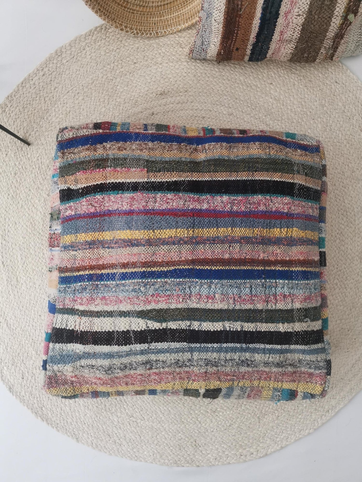 Bunter Marokkanischer Berber Pouf mit Streifen Muster, Upcyling Pouf aus Stoffresten, Boho Sitzkissen, Handarbeit - CocosyBerlin