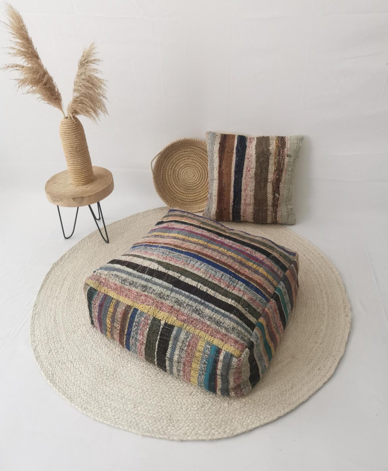 Bunter Marokkanischer Berber Pouf mit Streifen Muster, Upcyling Pouf aus Stoffresten, Boho Sitzkissen, Handarbeit - CocosyBerlin