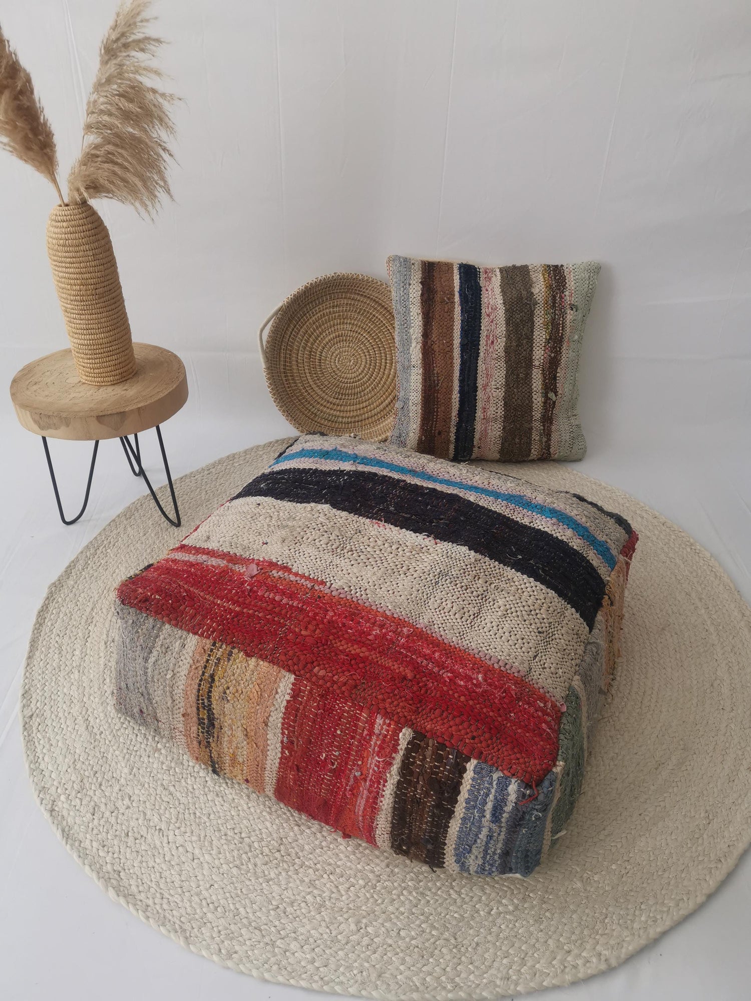 Pouf berbère marocain coloré à motif rayé, pouf upcyclé à partir de chutes de tissu, coussin d'assise bohème, fait main au Maroc