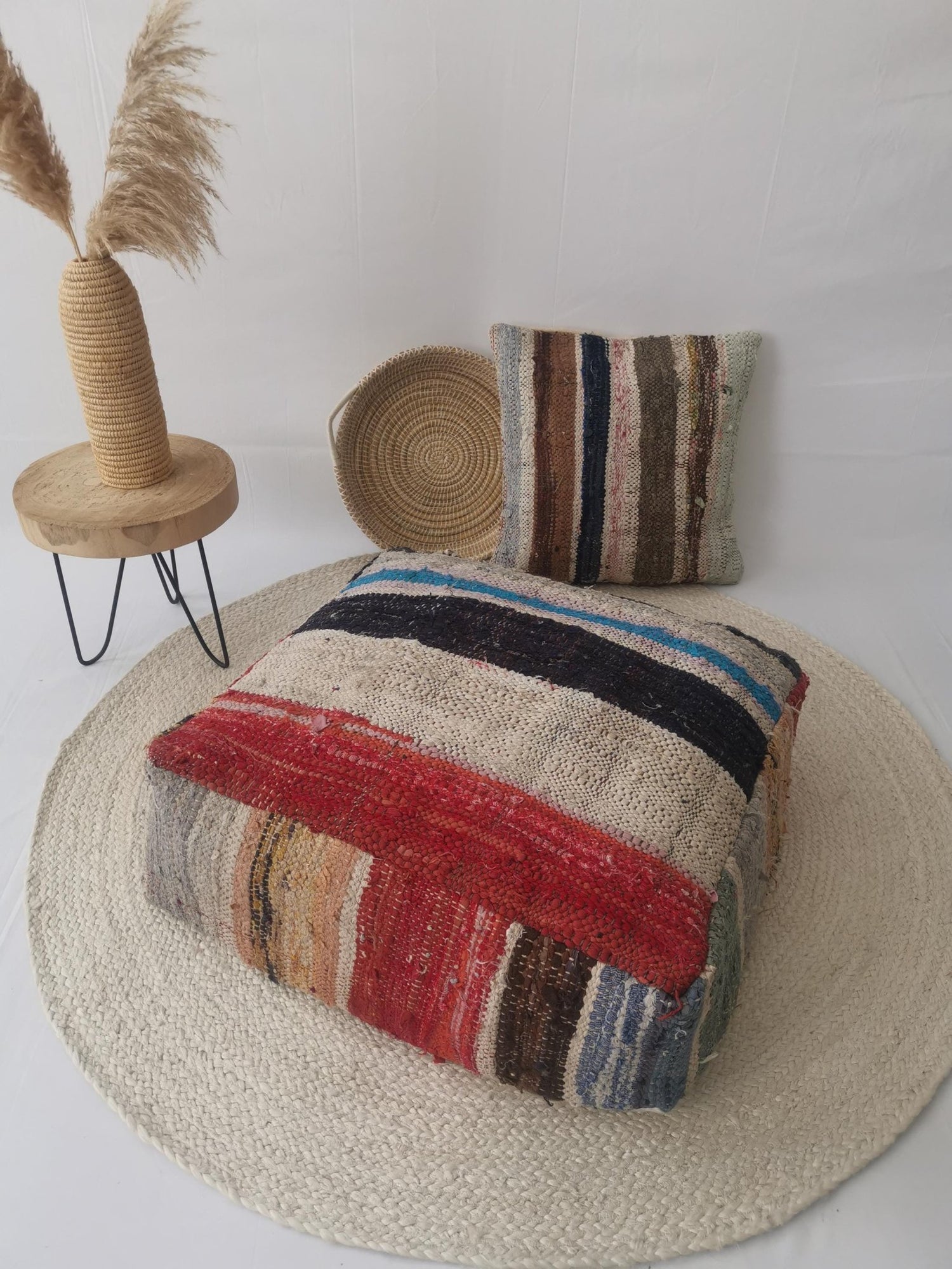Bunter Marokkanischer Berber Pouf mit Streifen Muster, Upcyling Pouf aus Stoffresten, Boho Sitzkissen, Handarbeit aus Marokko - CocosyBerlin