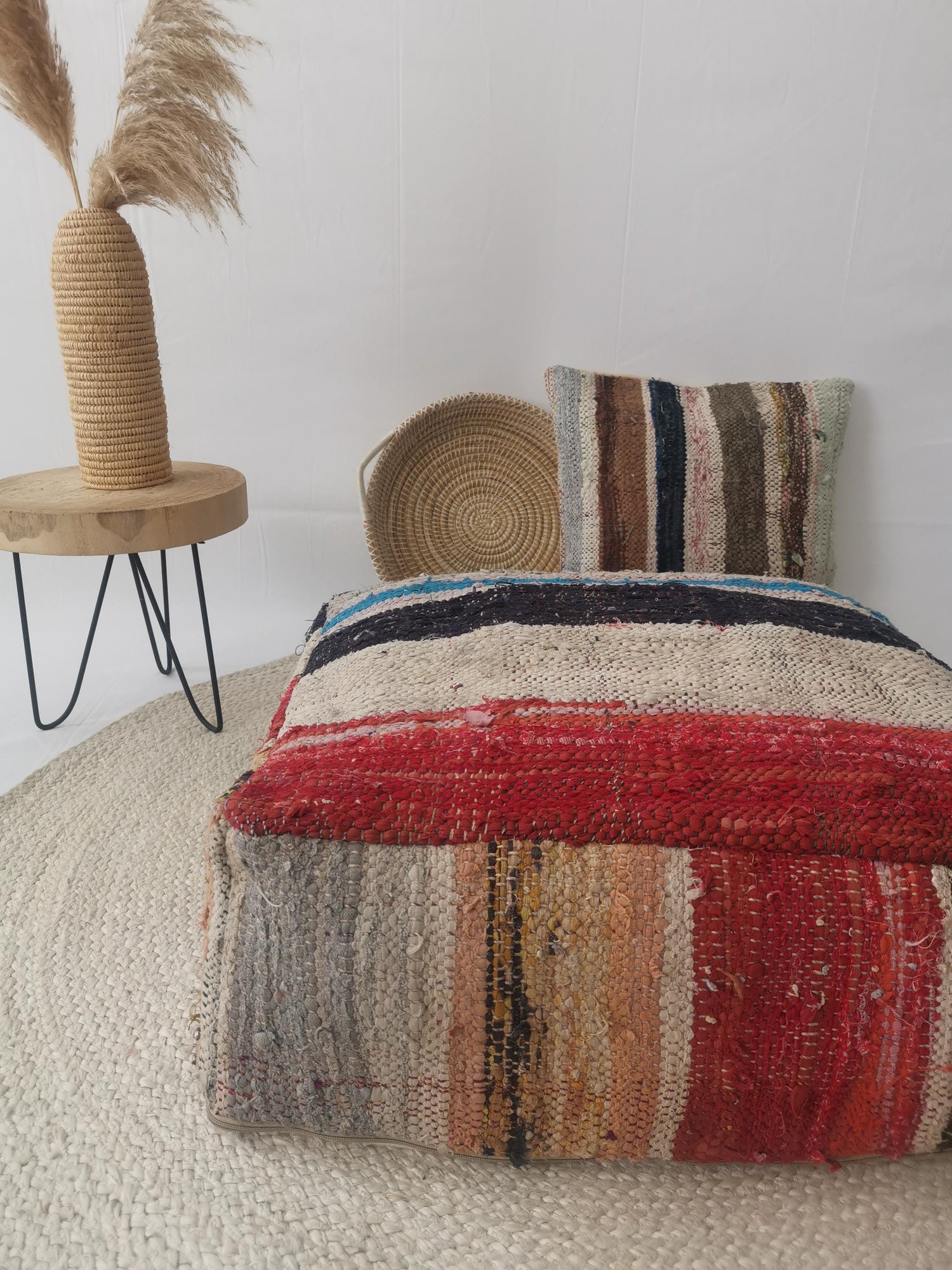 Pouf berbère marocain coloré à motif rayé, pouf upcyclé à partir de chutes de tissu, coussin d'assise bohème, fait main au Maroc