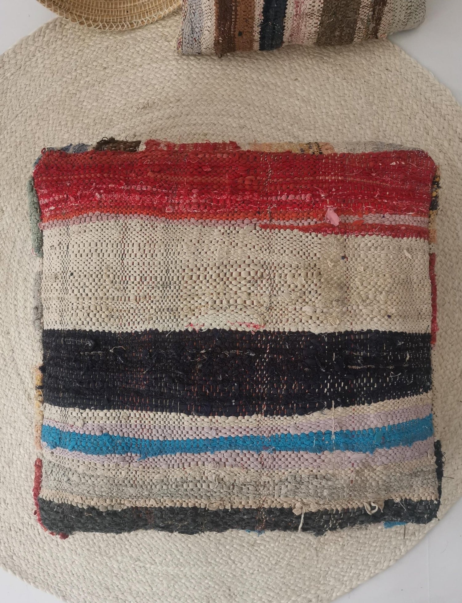 Bunter Marokkanischer Berber Pouf mit Streifen Muster, Upcyling Pouf aus Stoffresten, Boho Sitzkissen, Handarbeit aus Marokko - CocosyBerlin