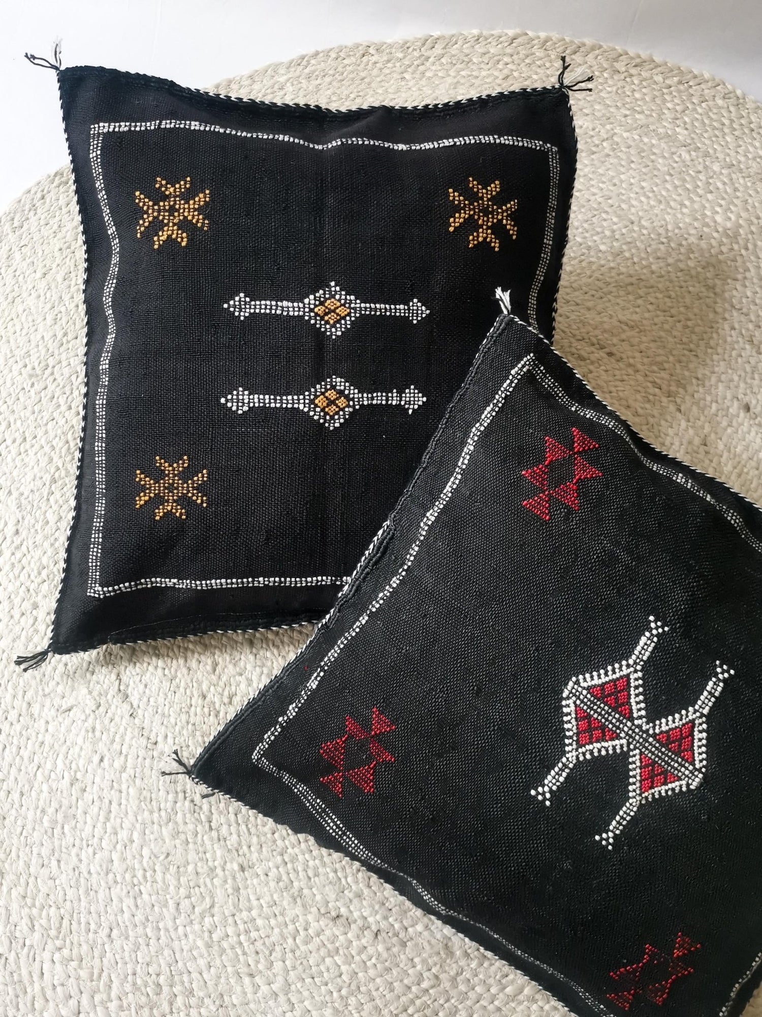 Schwarzes Sabra Kissen aus Marokko, Boho Eklektische Kissenhülle, Marokkanische orientalische Kissenhülle - CocosyBerlin