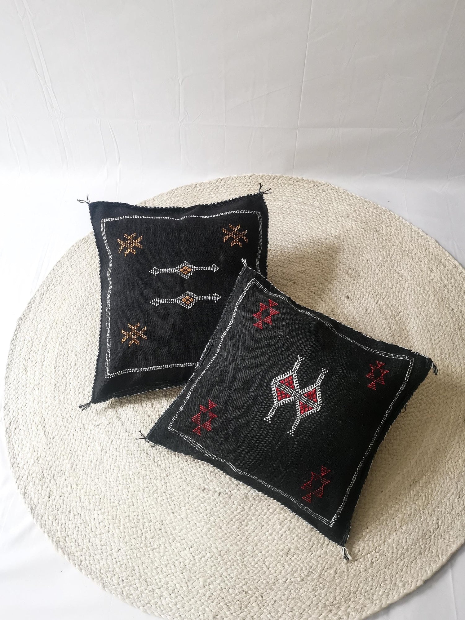 Schwarzes Sabra Kissen aus Marokko, Boho Eklektische Kissenhülle, Marokkanische orientalische Kissenhülle