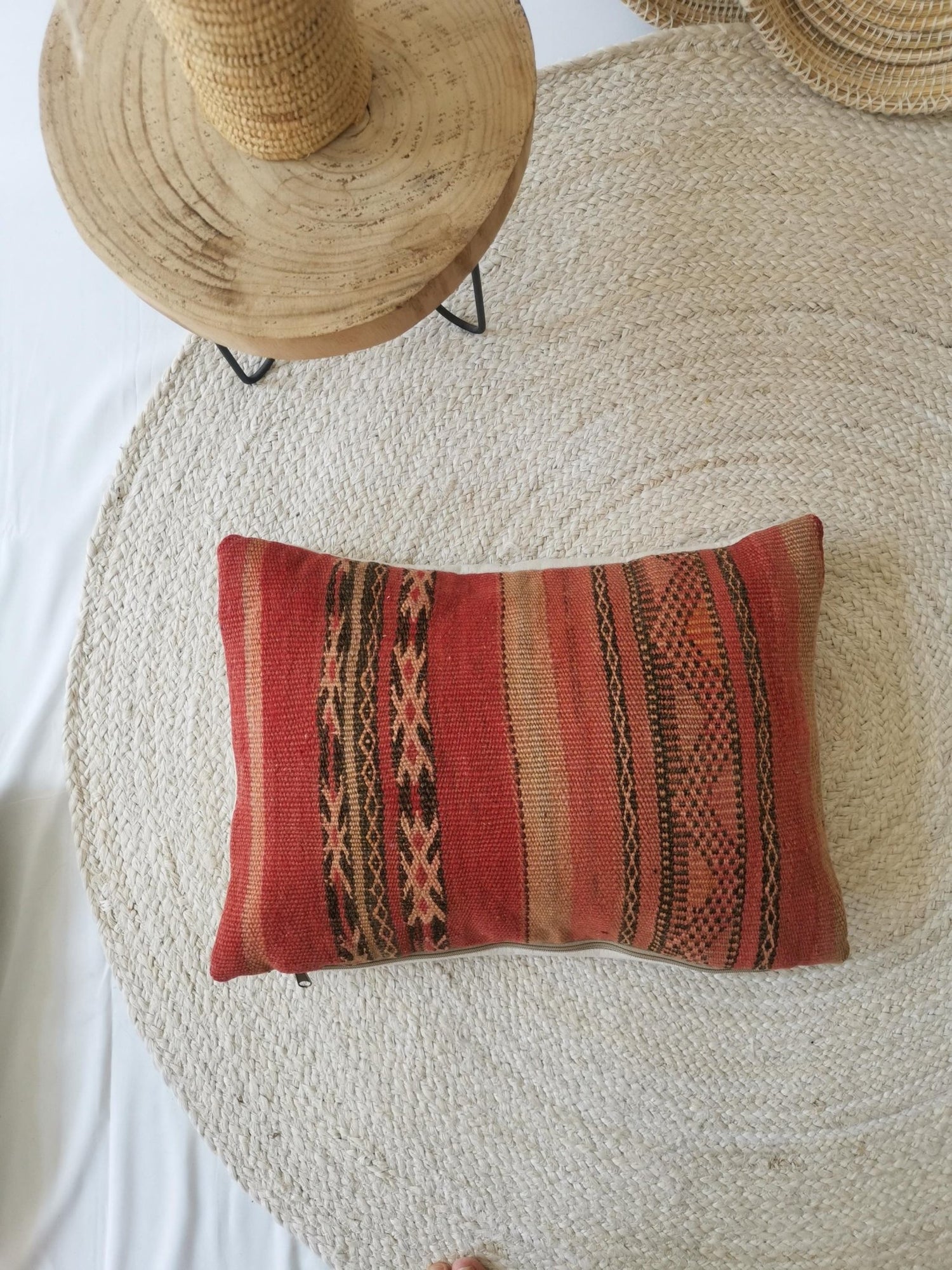 Kissenbezug aus Wolle, Marokkanische Vintage Kissenhülle, Kelim Kissen mit geometrischem Muster, Herbstkissen - CocosyBerlin