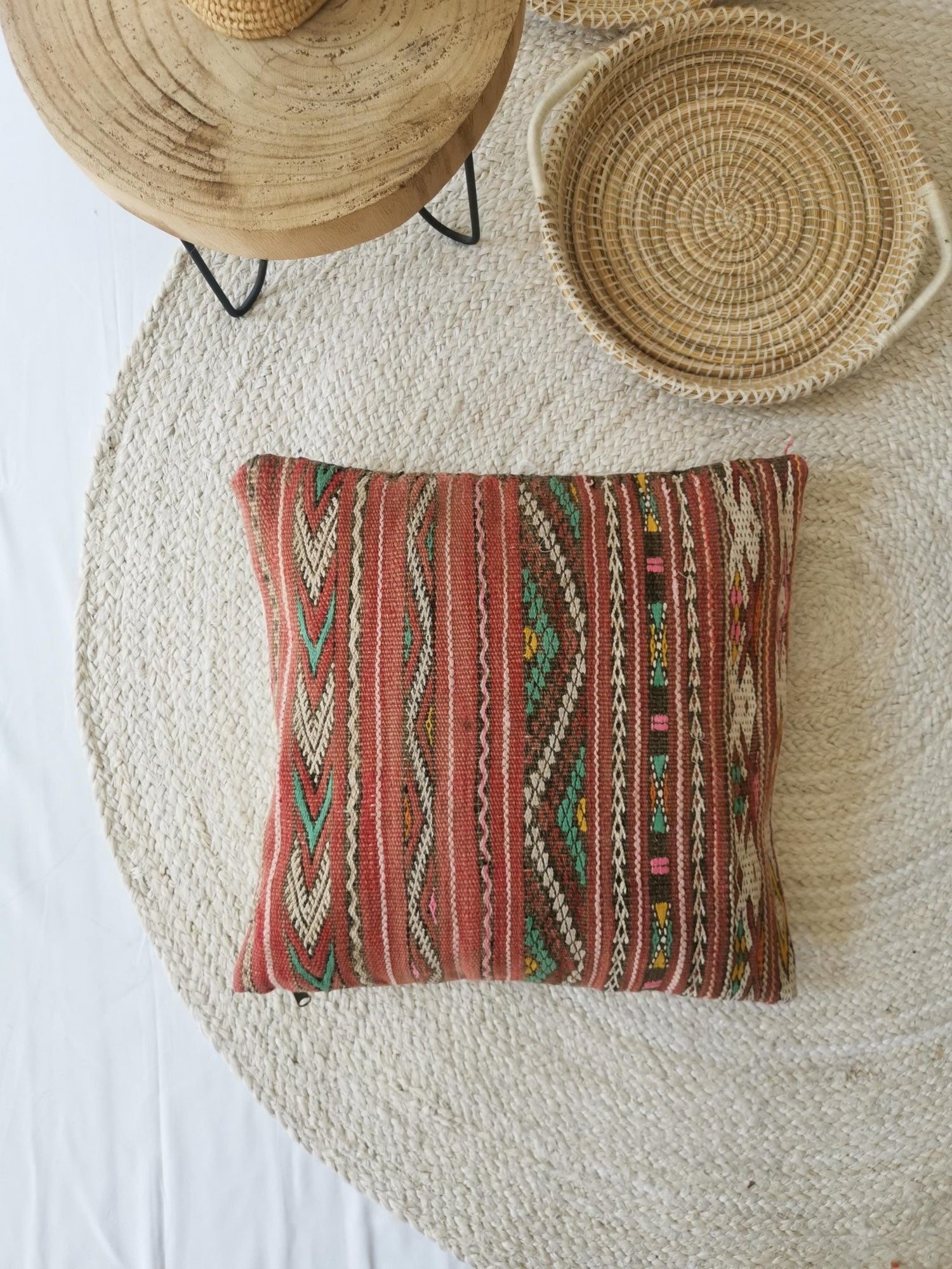 Kissenbezug aus Wolle, Marokkanische Vintage Kissenhülle, Kelim Kissen mit geometrischem Muster, Herbstkissen - CocosyBerlin