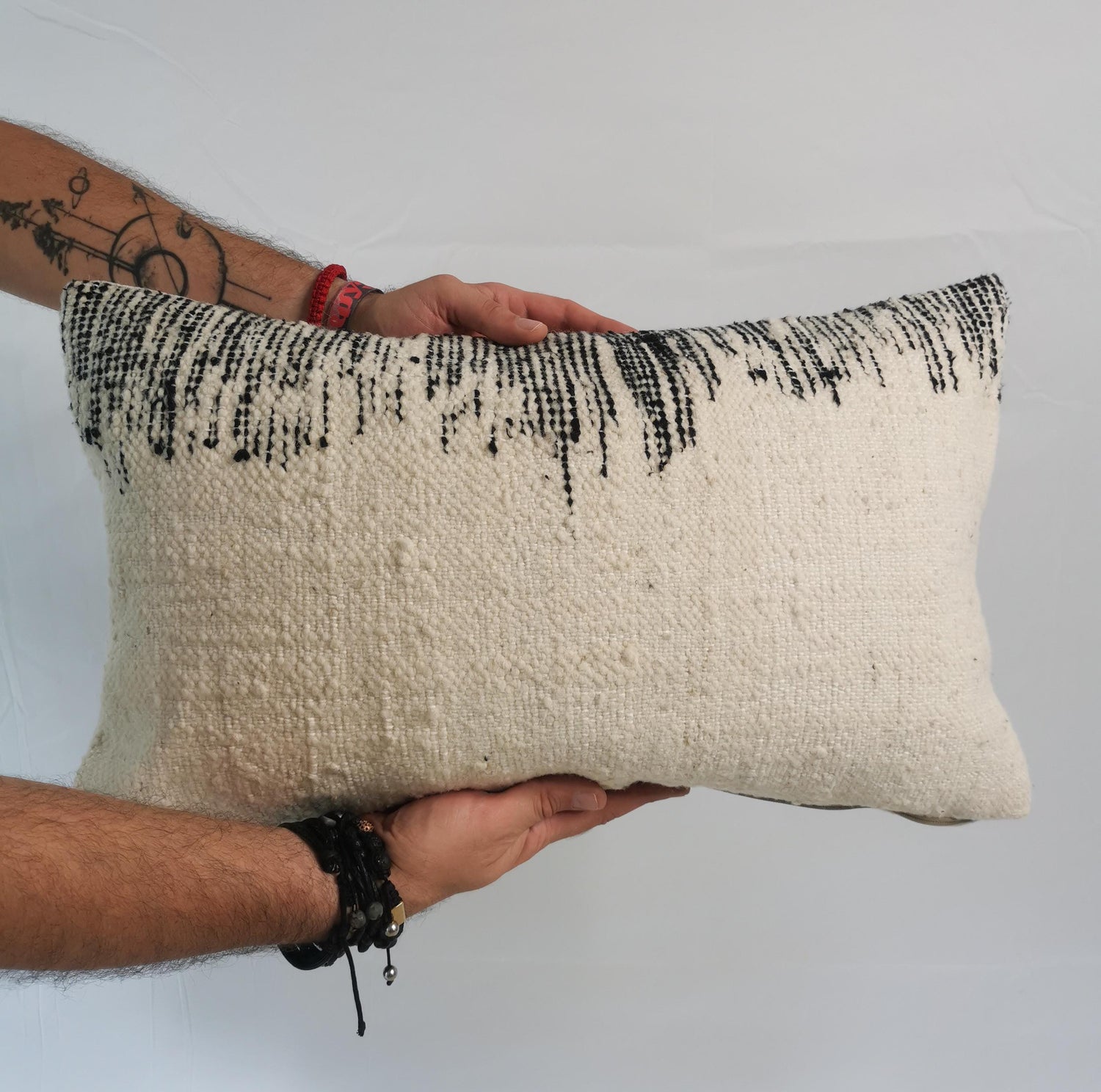 Marokkanische Kissenhülle, Beni Ourain Kissen, abstrakte, moderne Muster, eklektischer Kissenbezug aus Wolle, Handarbeit