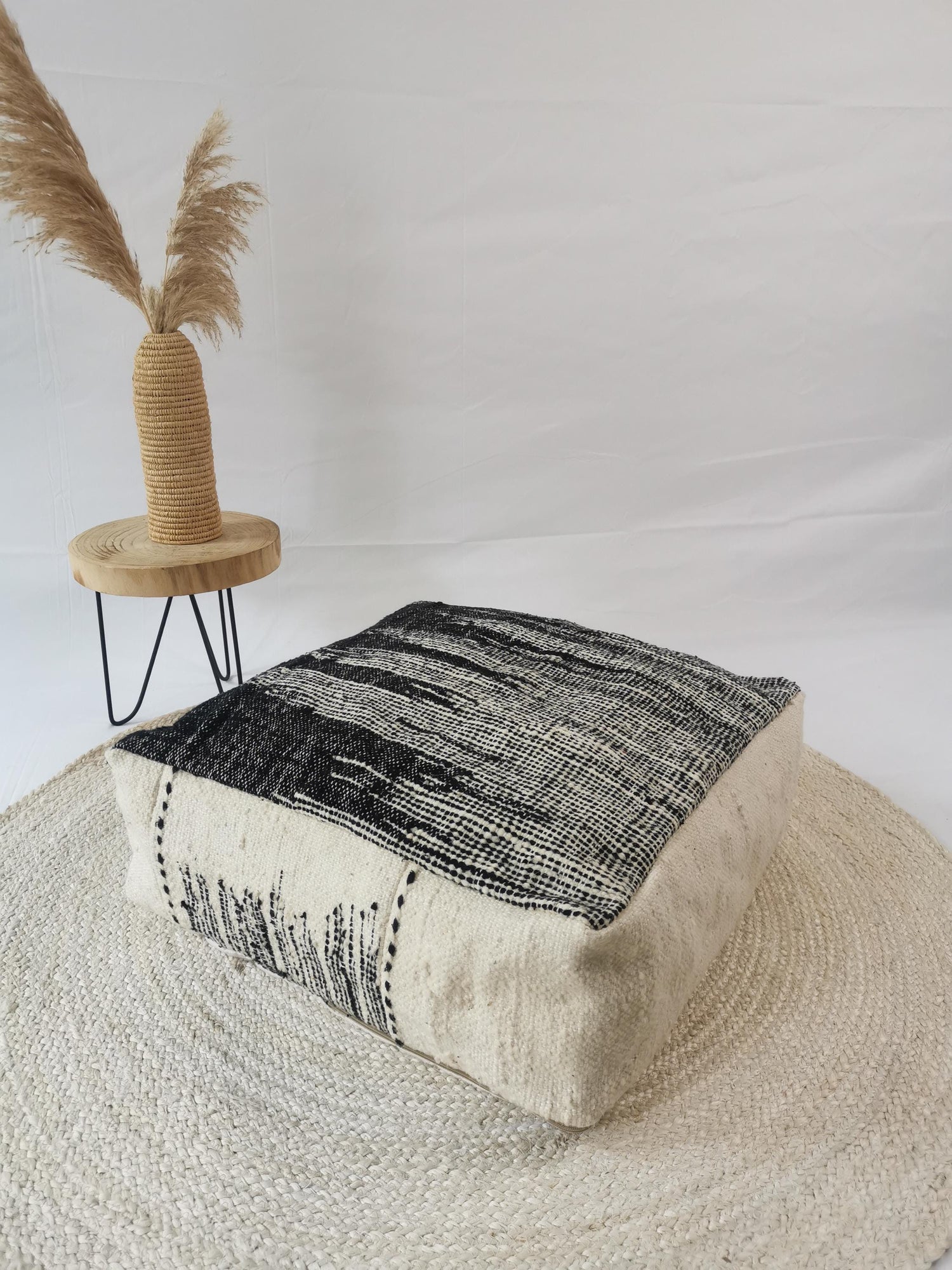 Marokkanischer Pouf, Berber Bodenkissen, Sitzkissen aus Wolle mit abstraktem Muster, Home Decor eklektisch