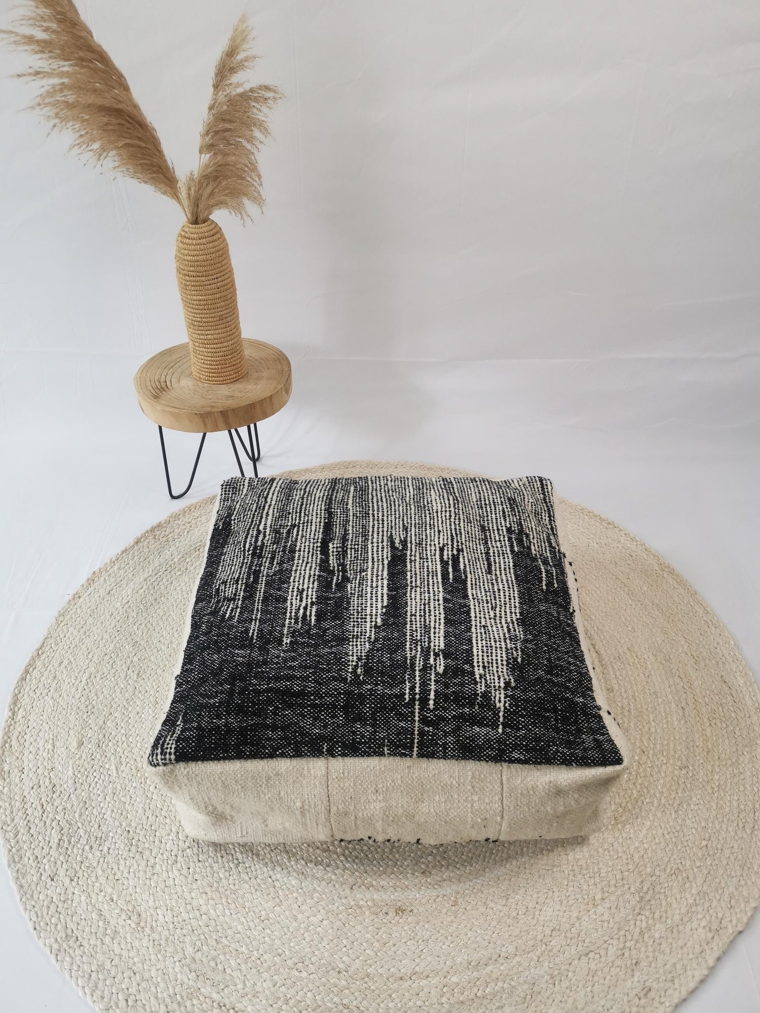 Marokkanischer Pouf, Berber Bodenkissen, Sitzkissen aus Wolle mit abstraktem Muster, Home Decor eklektisch