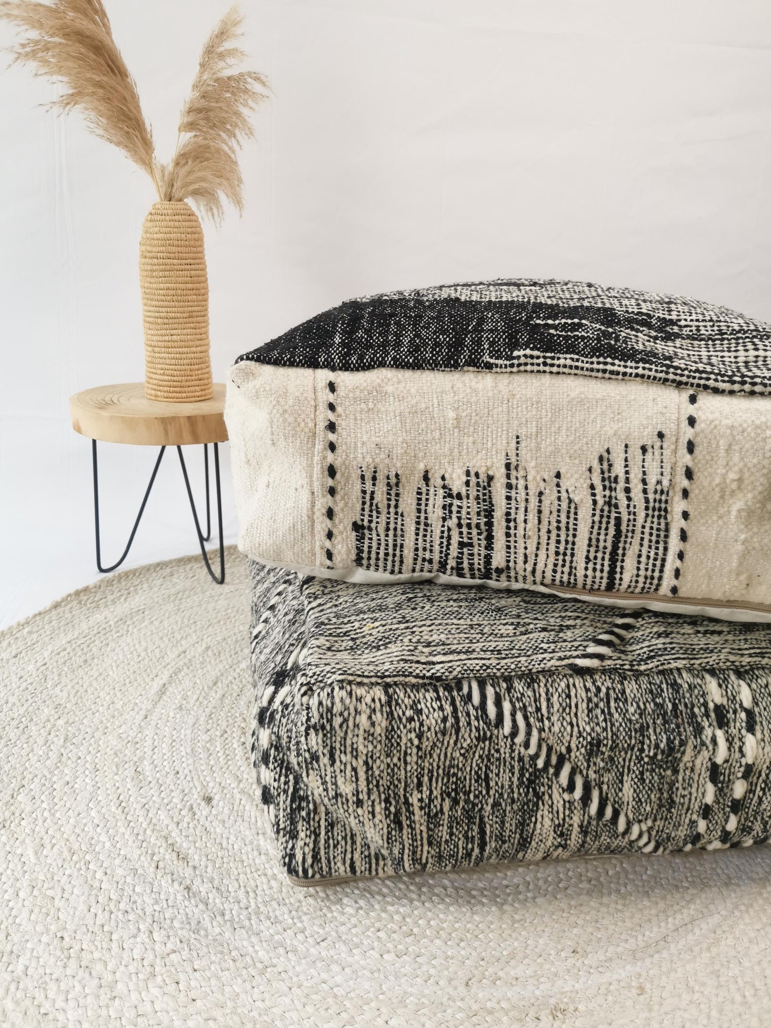 Marokkanischer Pouf, Berber Bodenkissen, Sitzkissen aus Wolle mit abstraktem Muster, Home Decor eklektisch