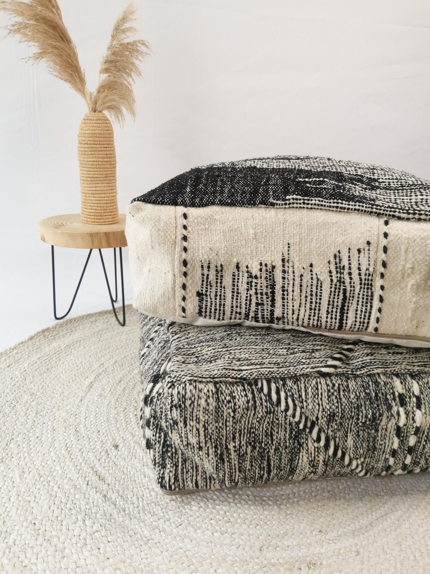 Marokkanischer Pouf, Berber Bodenkissen, Sitzkissen aus Wolle mit abstraktem Muster, Home Decor eklektisch - CocosyBerlin