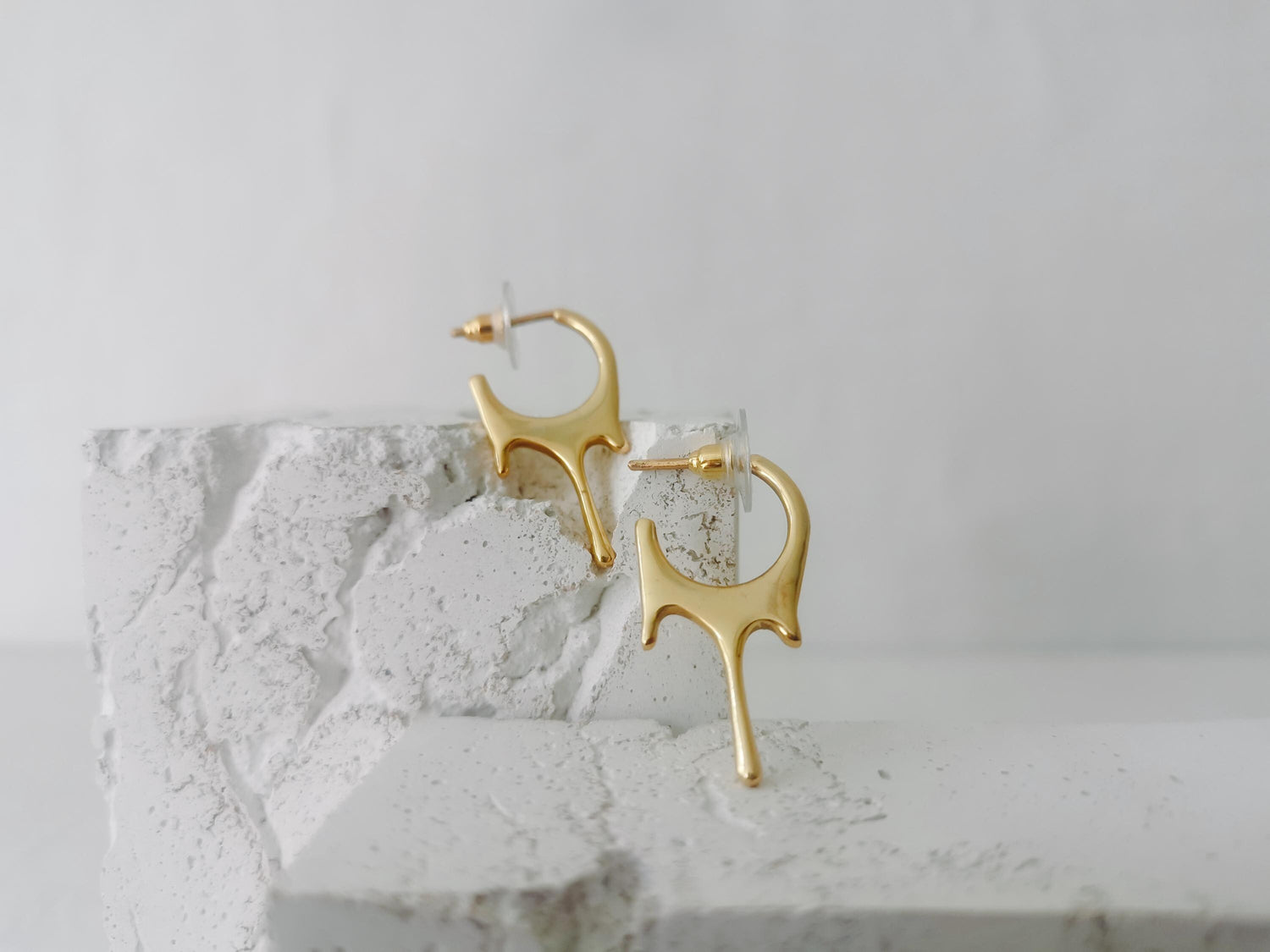 Petites boucles d'oreilles goutte à goutte, boucles d'oreilles pendantes dorées minimalistes en laiton, boucles d'oreilles créoles goutte à goutte, boucles d'oreilles goutte à goutte