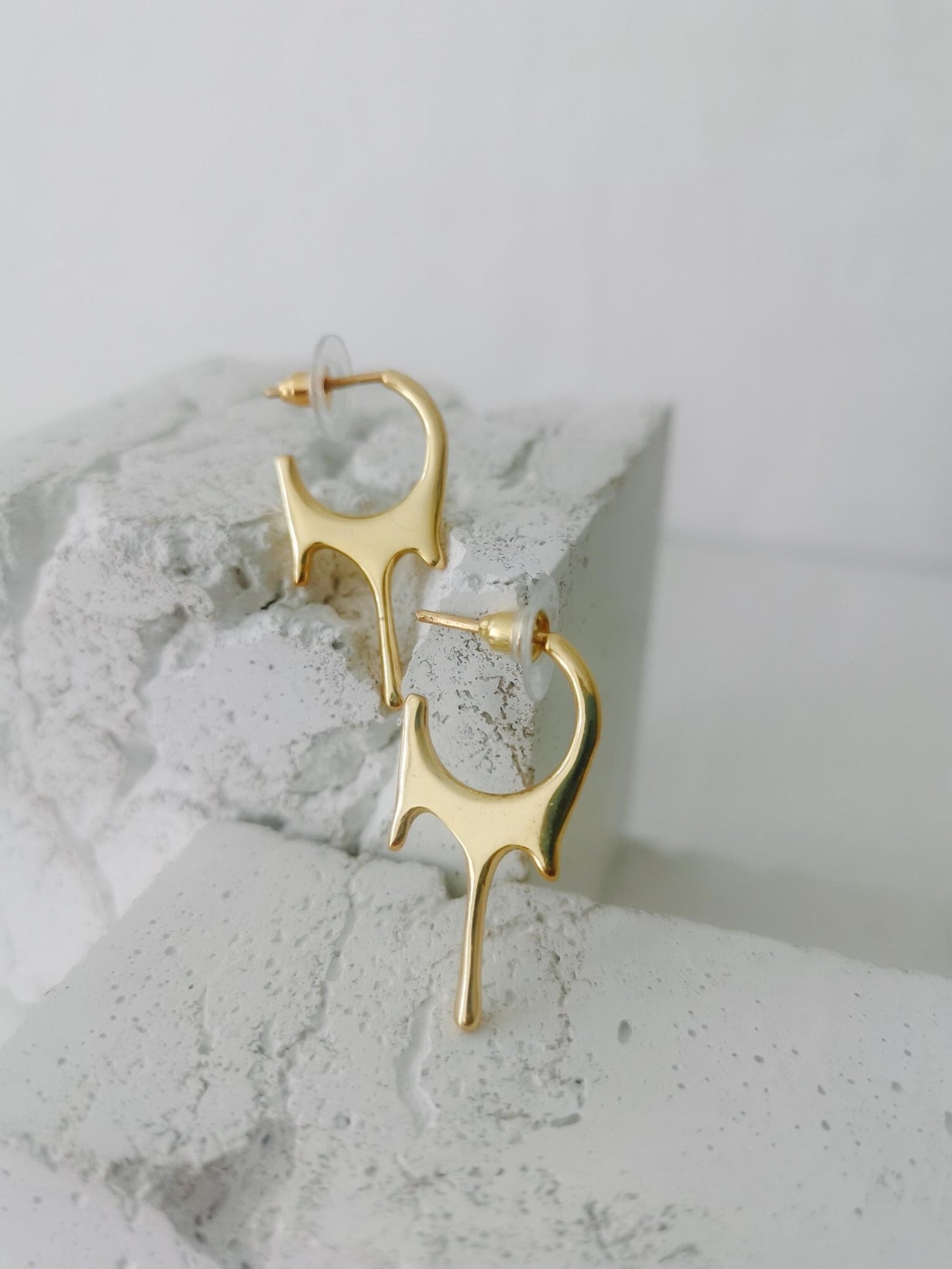 Kleine Drip Ohrstecker, Minimalistische goldene Tropfen Ohrringe aus Messing, tropfende Creolen, drip earrings - CocosyBerlin