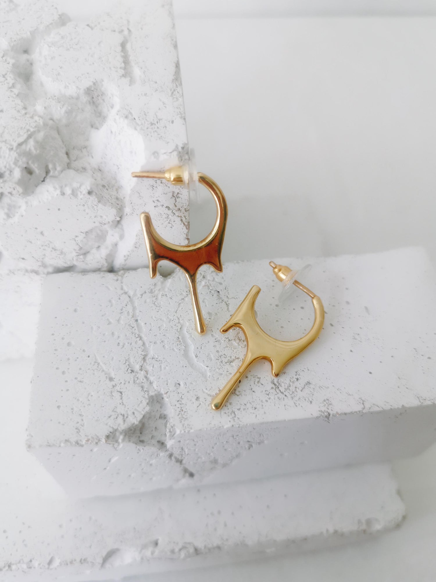 Petites boucles d'oreilles goutte à goutte, boucles d'oreilles pendantes dorées minimalistes en laiton, boucles d'oreilles créoles goutte à goutte, boucles d'oreilles goutte à goutte