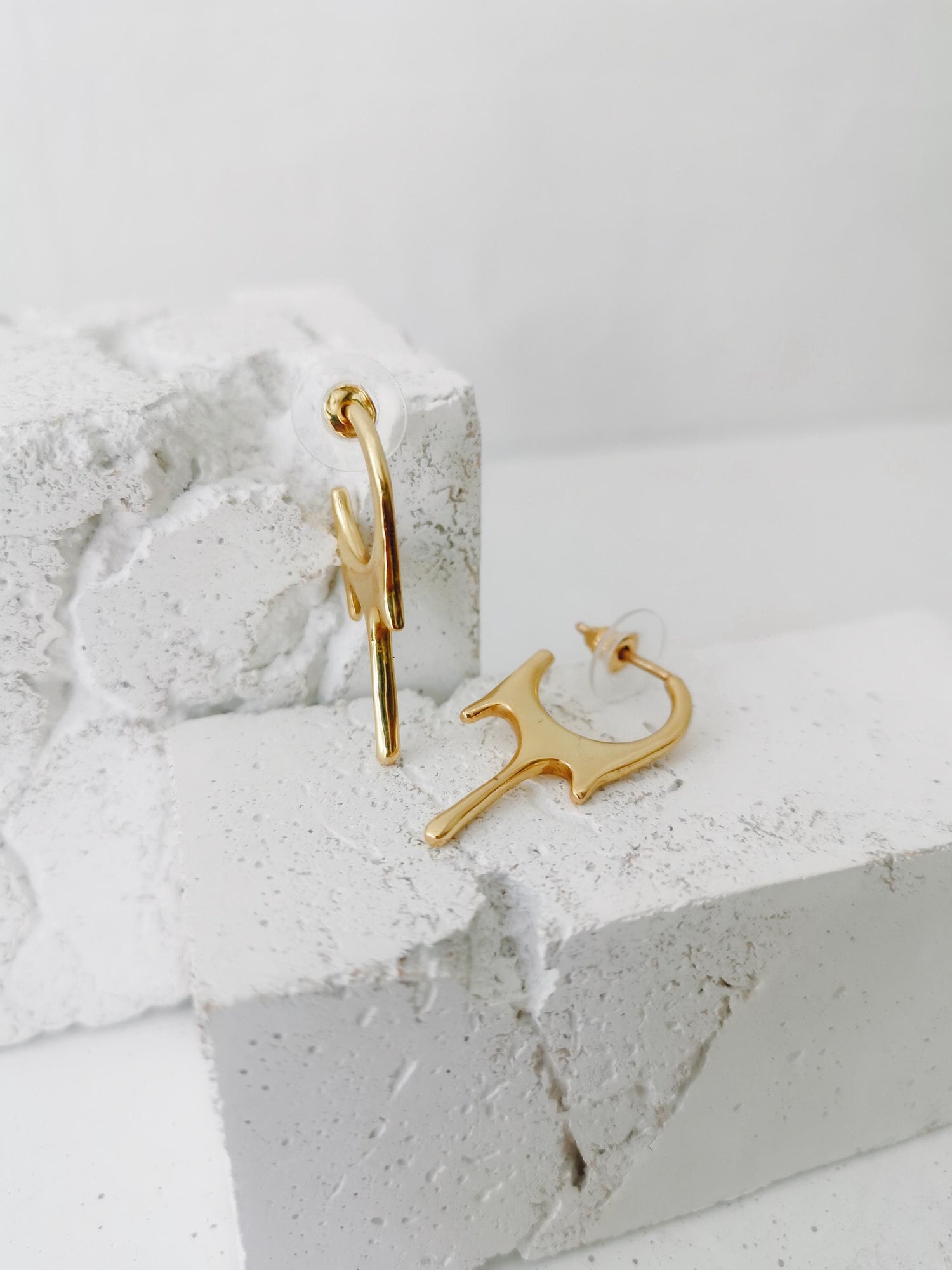 Petites boucles d'oreilles goutte à goutte, boucles d'oreilles pendantes dorées minimalistes en laiton, boucles d'oreilles créoles goutte à goutte, boucles d'oreilles goutte à goutte