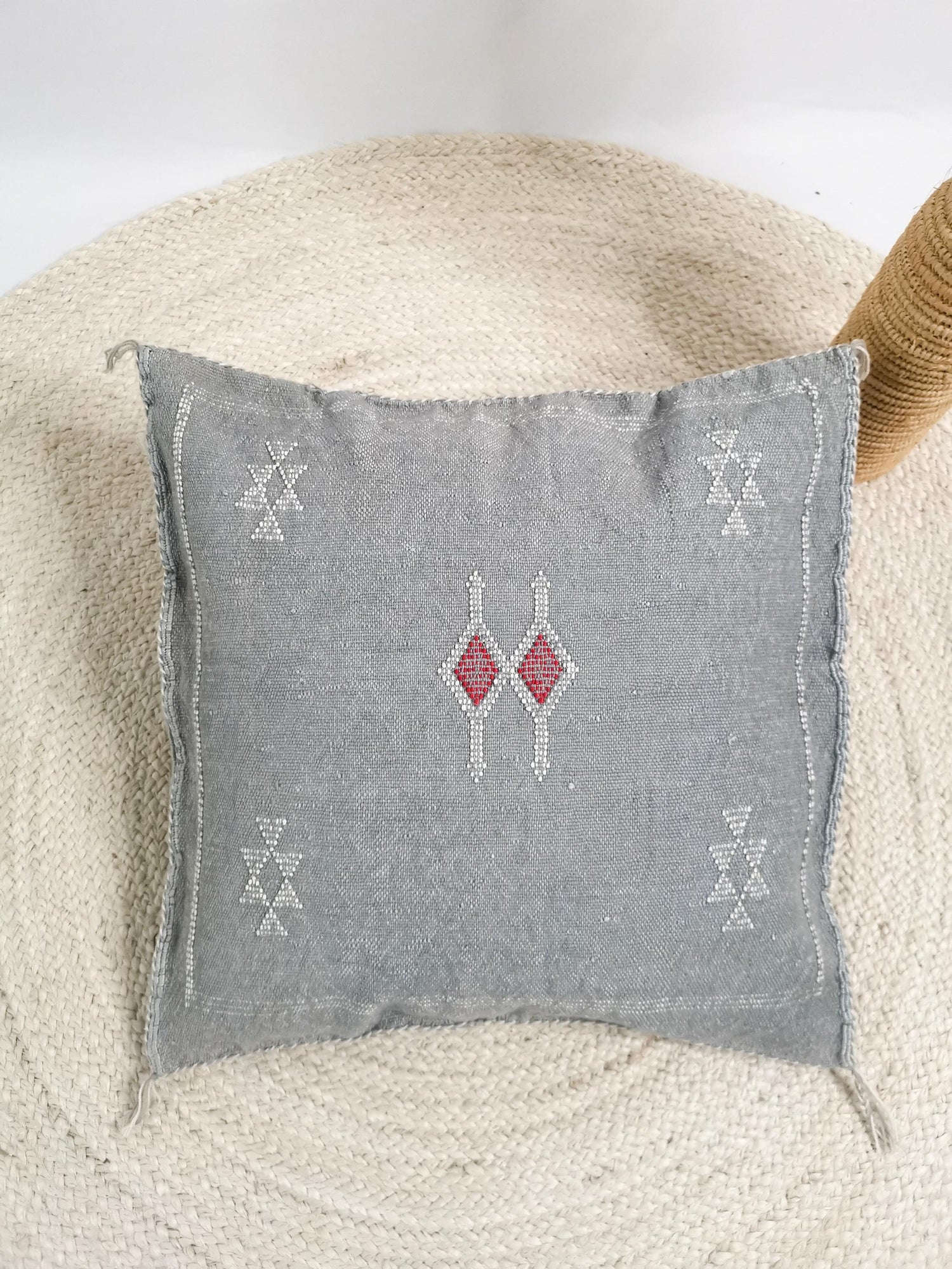 Coussin Sabra gris du Maroc, housse de coussin bohème éclectique, housse de coussin oriental marocain gris argenté