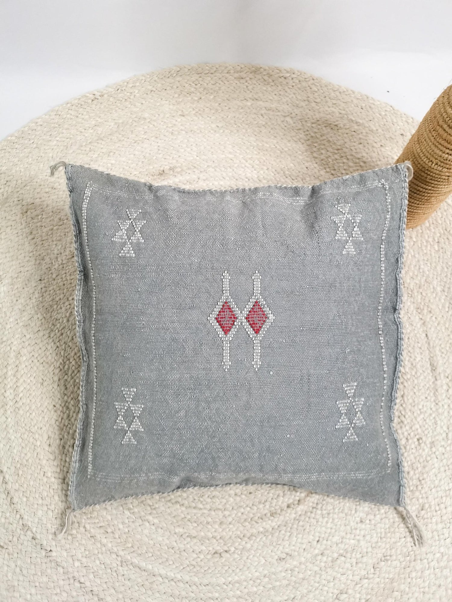 Graues Sabra Kissen aus Marokko, Boho Eklektische Kissenhülle, Marokkanische orientalische Kissenhülle in Silbergrau - CocosyBerlin