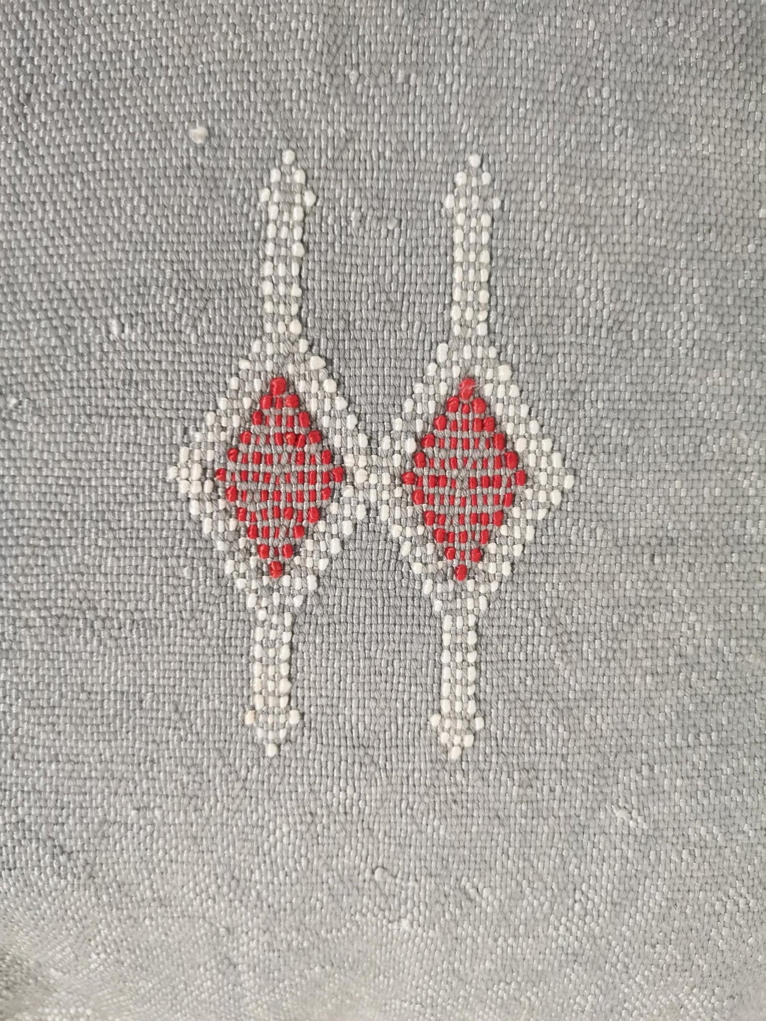 Graues Sabra Kissen aus Marokko, Boho Eklektische Kissenhülle, Marokkanische orientalische Kissenhülle in Silbergrau - CocosyBerlin