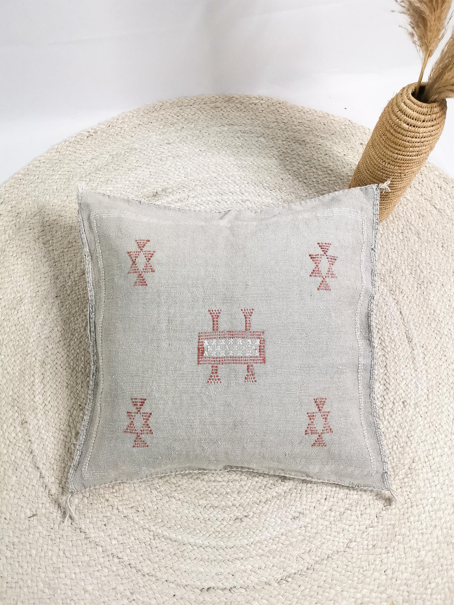 Graues Sabra Kissen aus Marokko, Boho Eklektische Kissenhülle, Marokkanische orientalische Kissenhülle in Kieselgrau