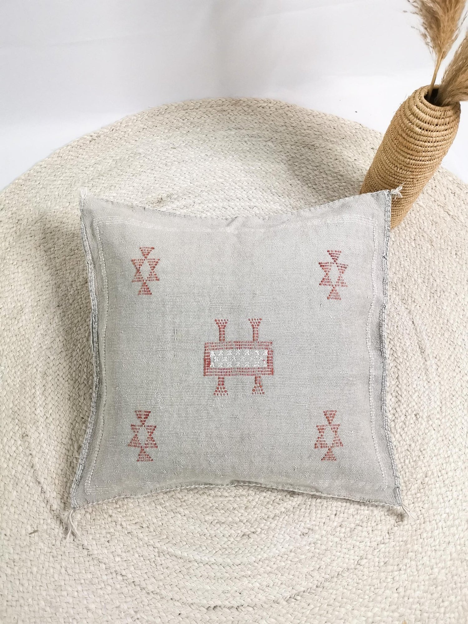 Graues Sabra Kissen aus Marokko, Boho Eklektische Kissenhülle, Marokkanische orientalische Kissenhülle in Kieselgrau - CocosyBerlin