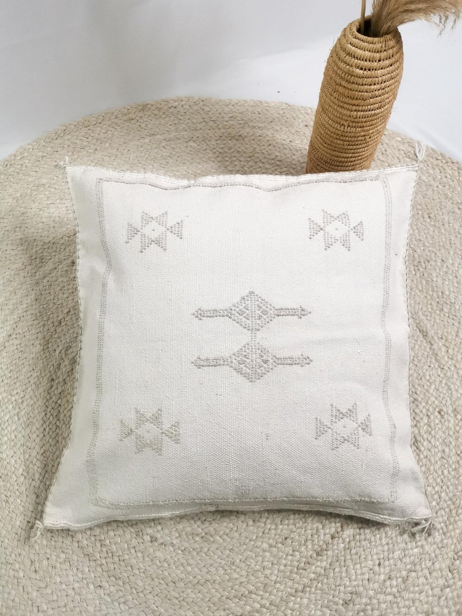 Weisses Sabra Kissen aus Marokko, Boho Eklektische Kissenhülle, Marokkanischer orientalischer Kissenbezug in Weiss - CocosyBerlin
