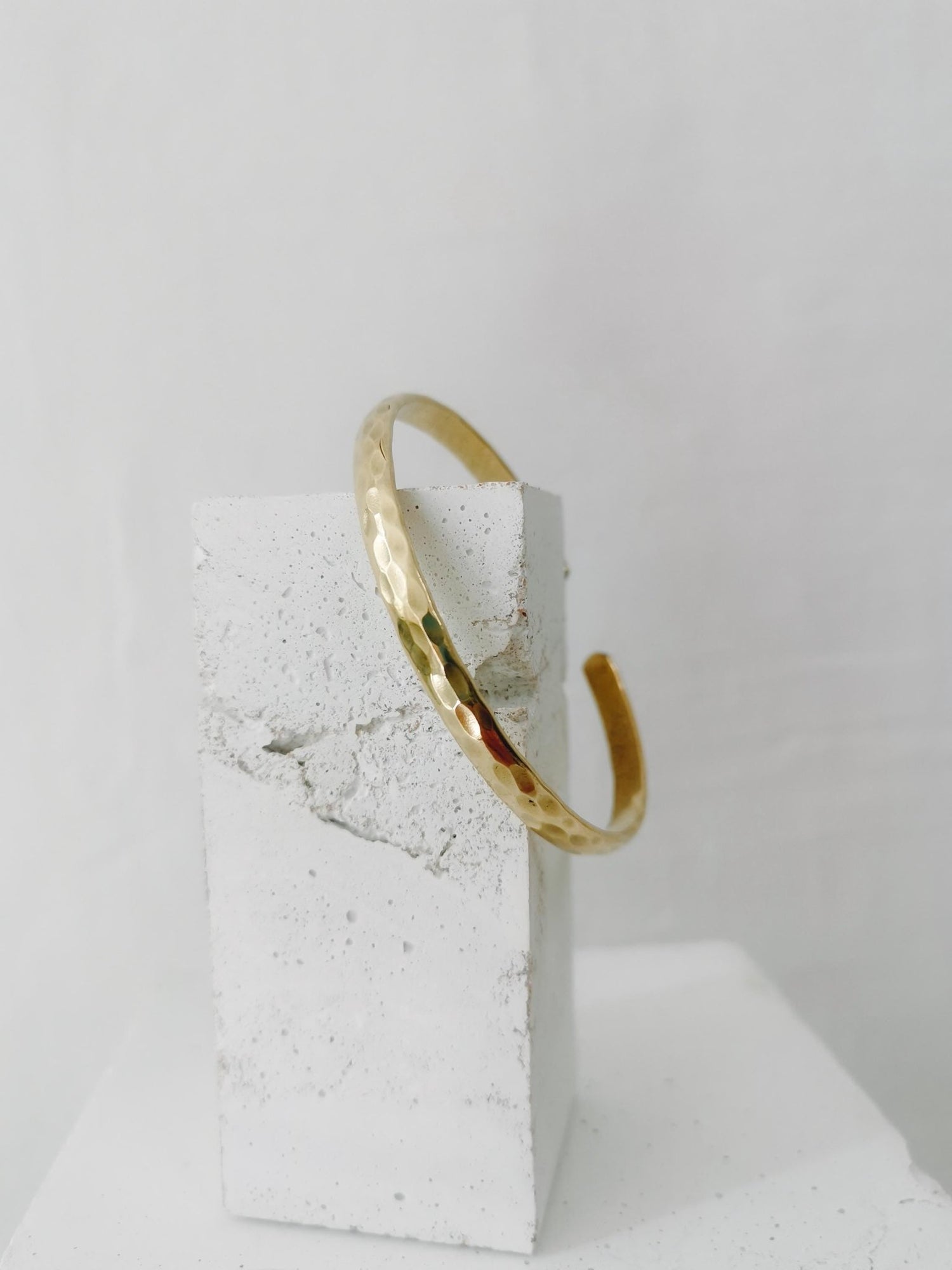 Goldener verstellbarer Armreif, gehämmert strukturiert, Armreif aus Messing, Golden Bangle Cuff, Minimalistisches Armreif - CocosyBerlin