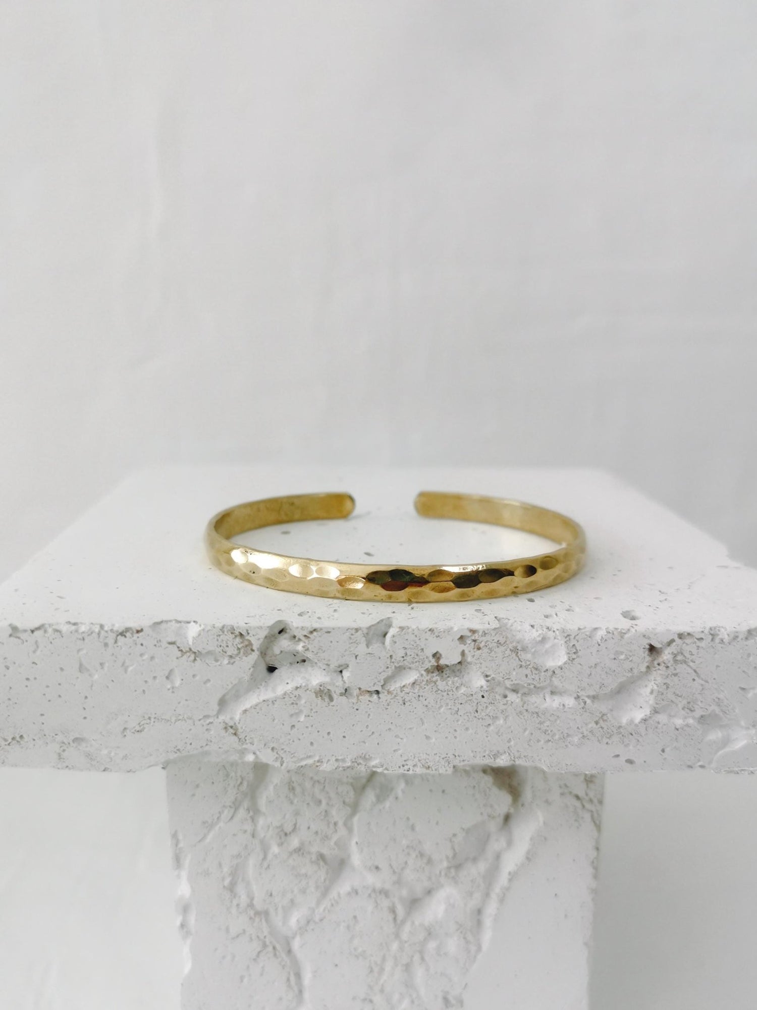 Goldener verstellbarer Armreif, gehämmert strukturiert, Armreif aus Messing, Golden Bangle Cuff, Minimalistisches Armreif - CocosyBerlin