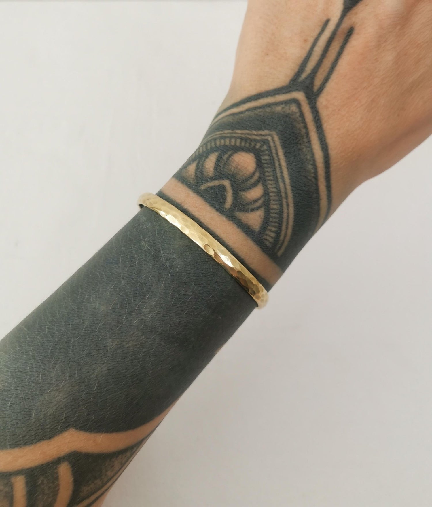 Goldener verstellbarer Armreif, gehämmert strukturiert, Armreif aus Messing, Golden Bangle Cuff, Minimalistisches Armreif - CocosyBerlin