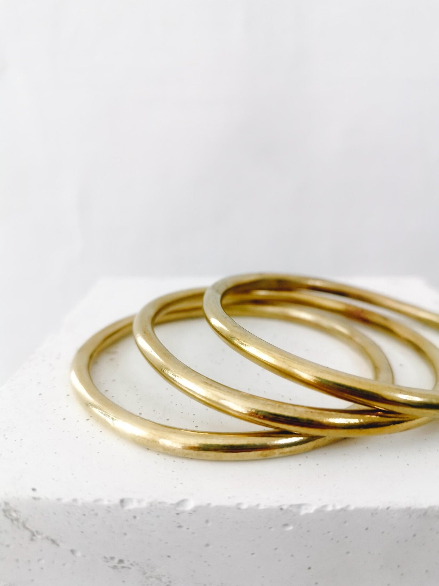 goldener Armreif aus massivem Messing, breiter Statement Chunky Armreif - CocosyBerlin
