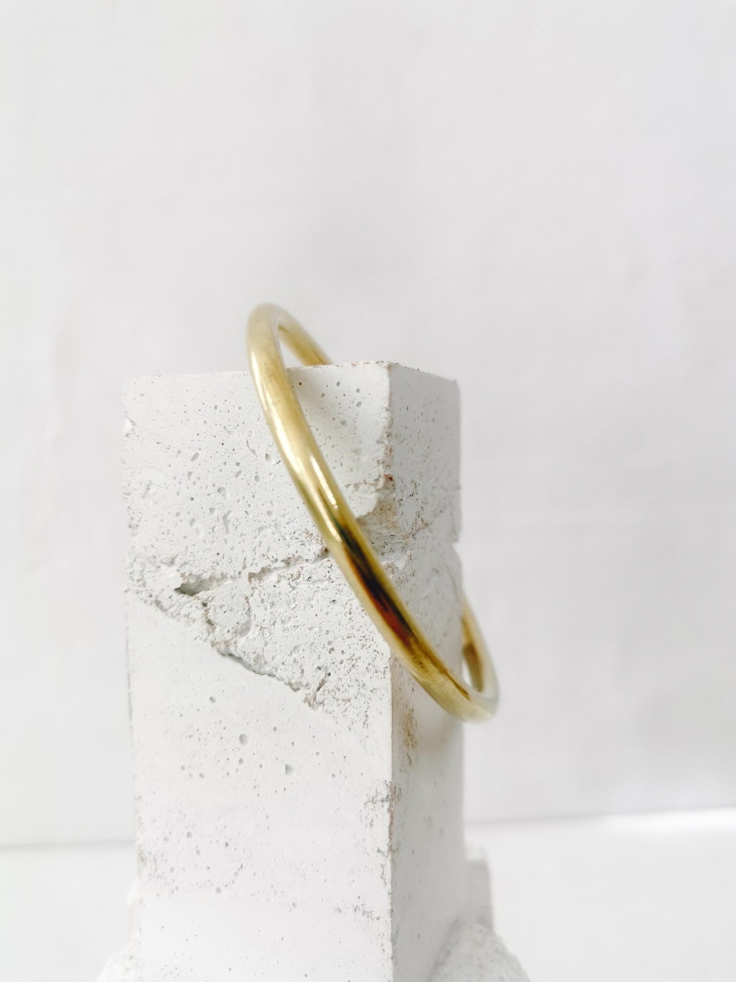 goldener Armreif aus massivem Messing, breiter Statement Chunky Armreif - CocosyBerlin