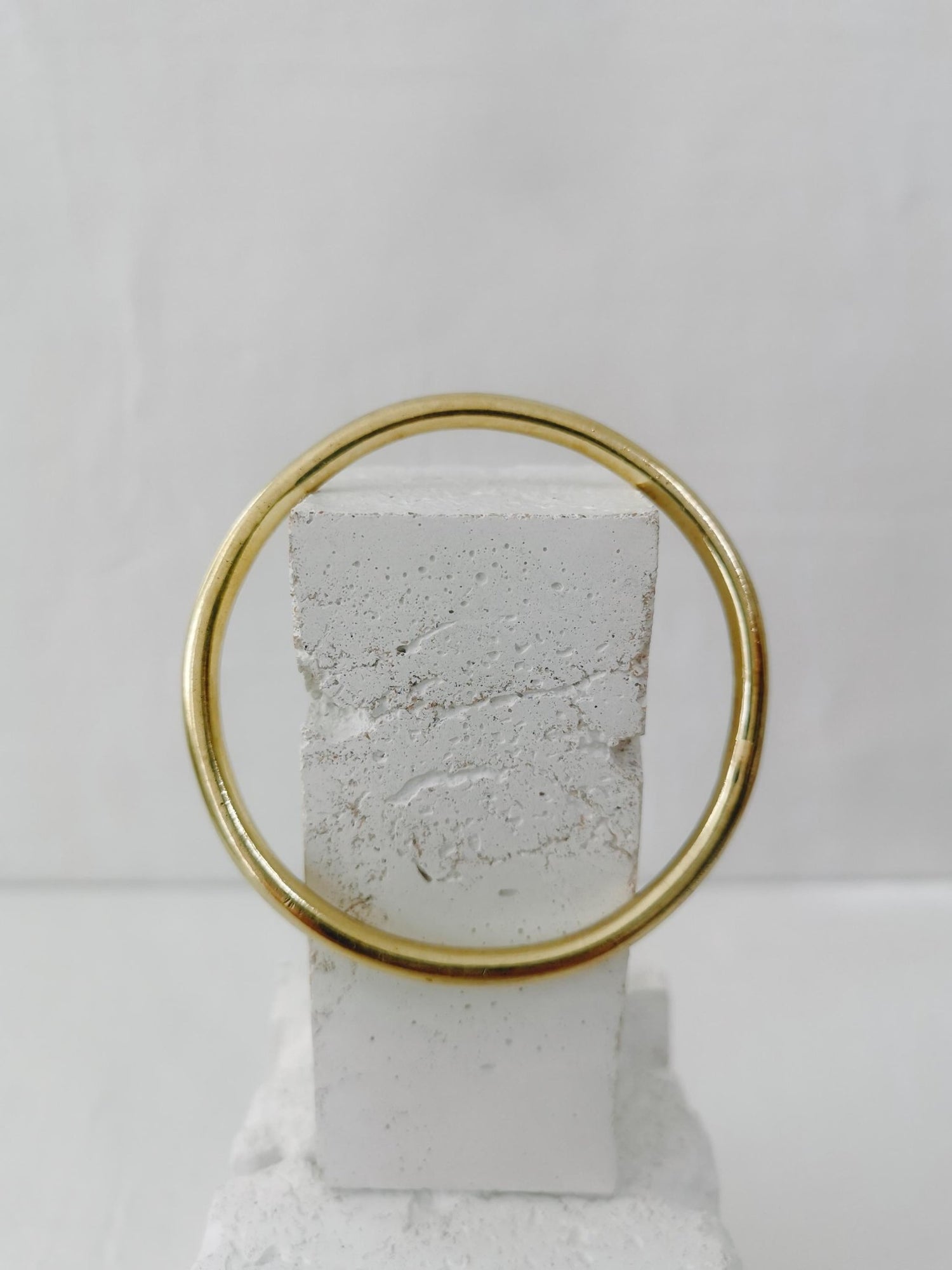 goldener Armreif aus massivem Messing, breiter Statement Chunky Armreif - CocosyBerlin