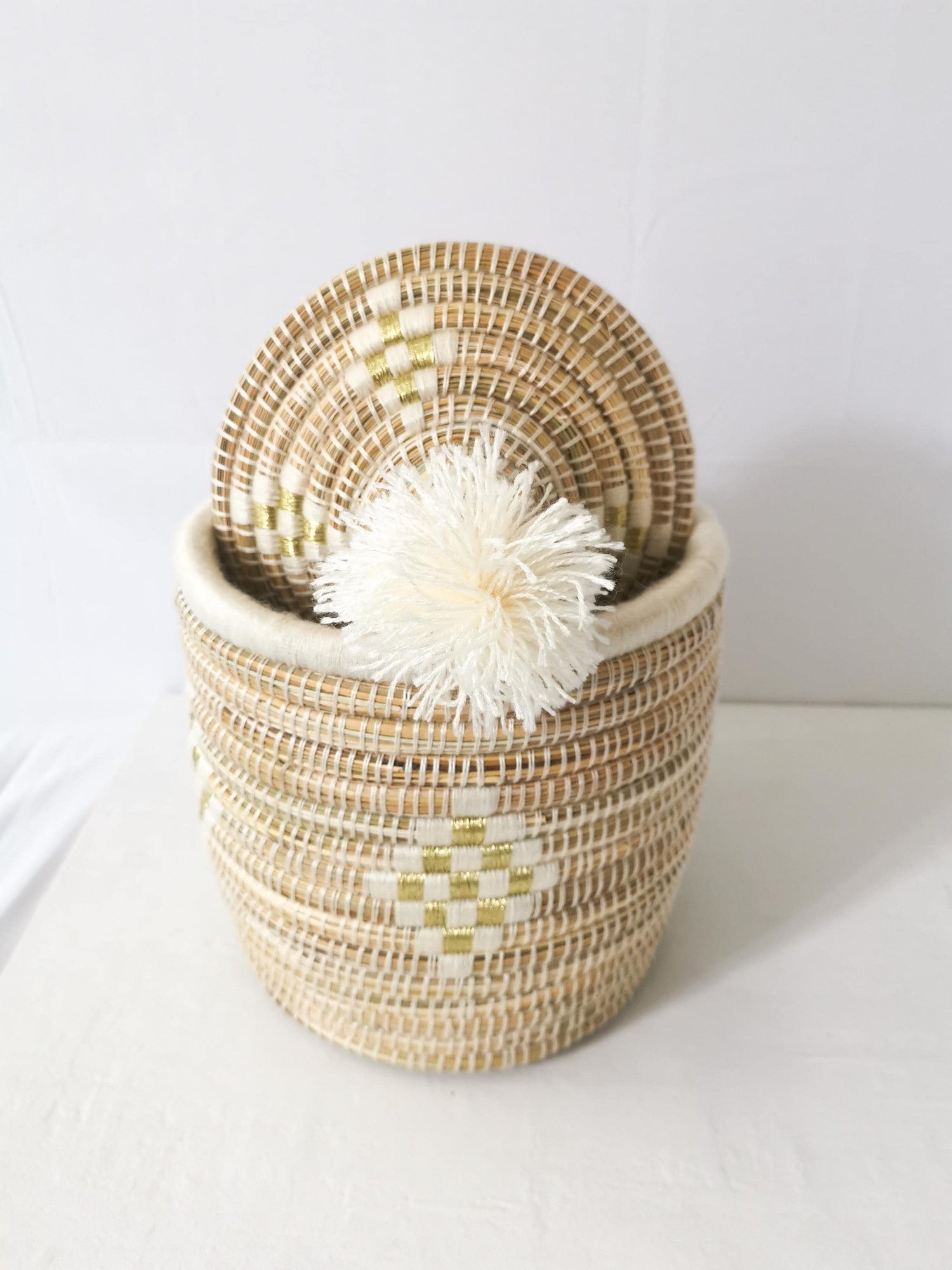 Grand panier en jonc de mer, panier de rangement du Maroc, fait main, panier avec couvercle, panier berbère, panier ethnique, panier tajine bohème or blanc