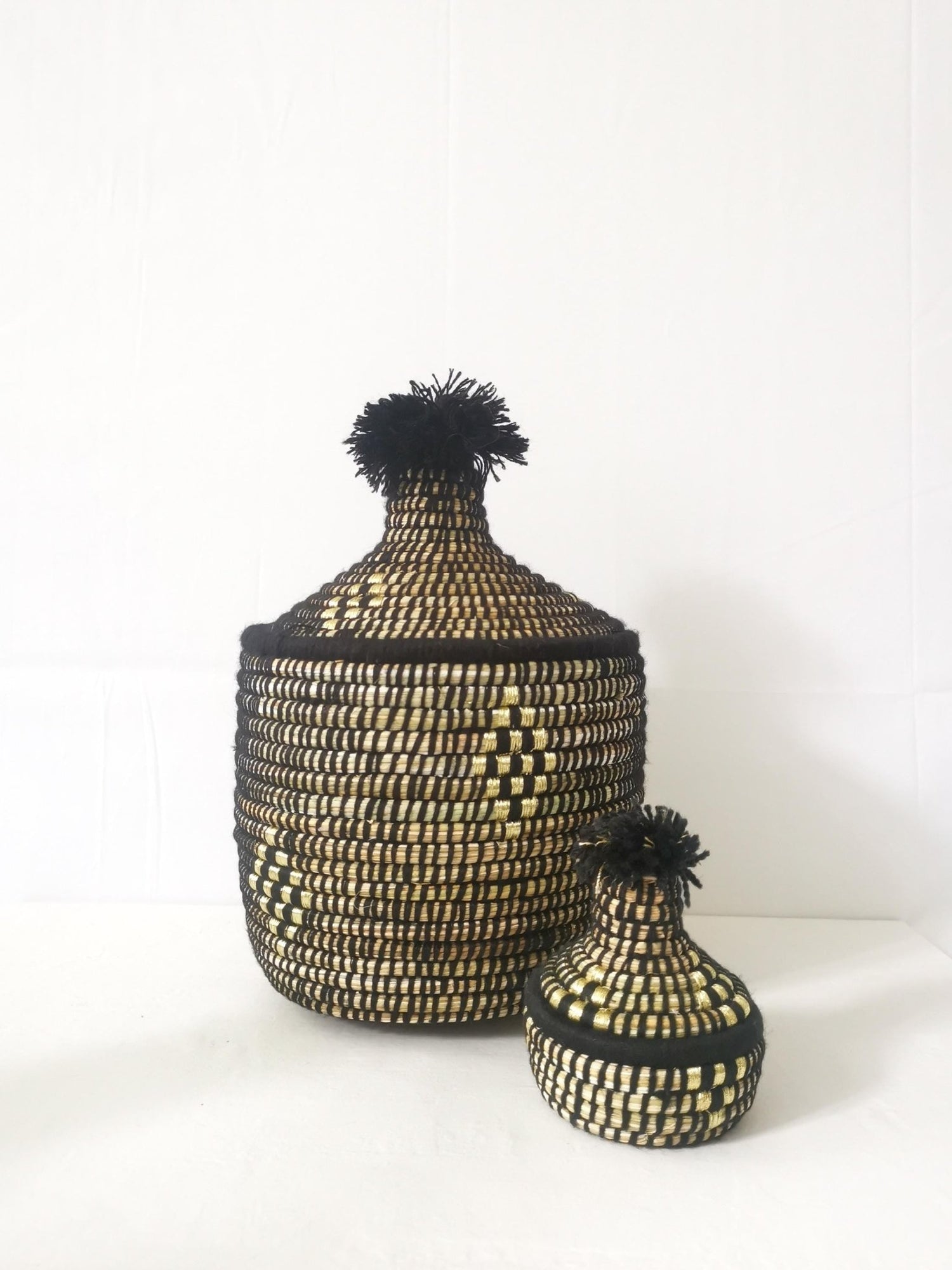 Grosser Korb aus Seegras, Aufbewahrungskorb aus Marokko, Handarbeit, Korb mit Deckel, Berber Korb, Ethno Korb, Tajine Korb Boho schwarz gold - CocosyBerlin