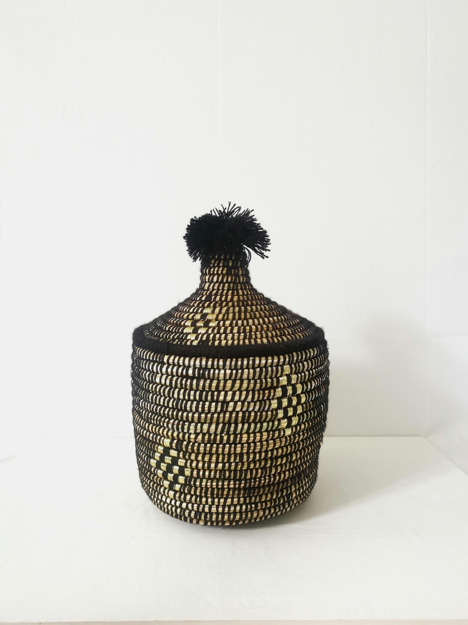 Grand panier en jonc de mer, panier de rangement du Maroc, fait main, panier avec couvercle, panier berbère, panier ethnique, panier tajine bohème noir or