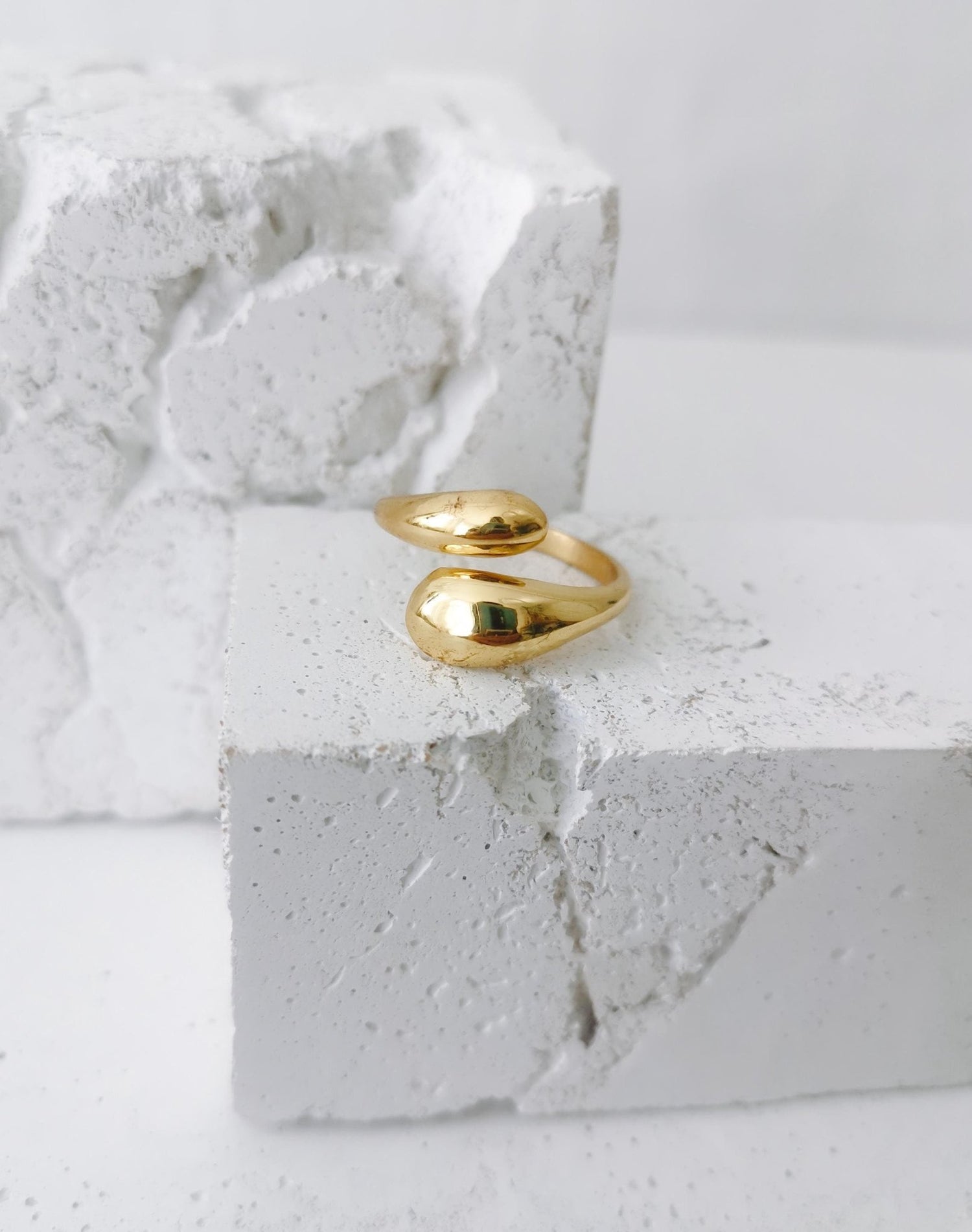 Ring minimalistisch aus Messing, Verstellbarer Ring, Tropfen Ring, Chunky Ring, Geschenkidee - CocosyBerlin