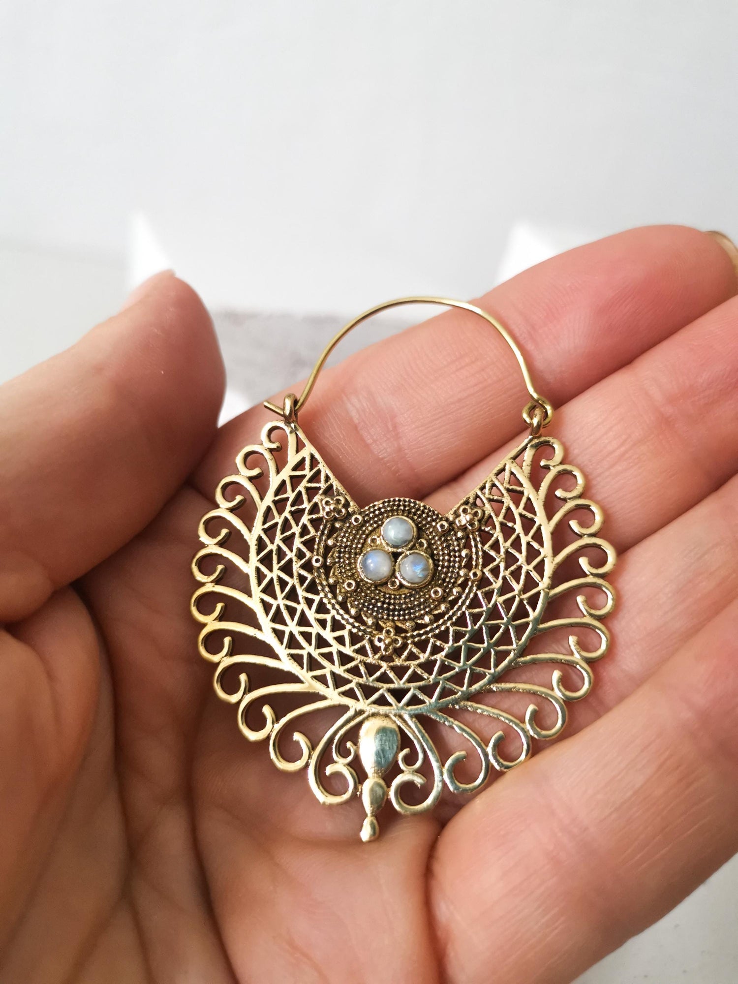 Mandala Ohrringe aus Messing mit Mondstein, Boho Mondstein Ohrringe, Hippie Schmuck
