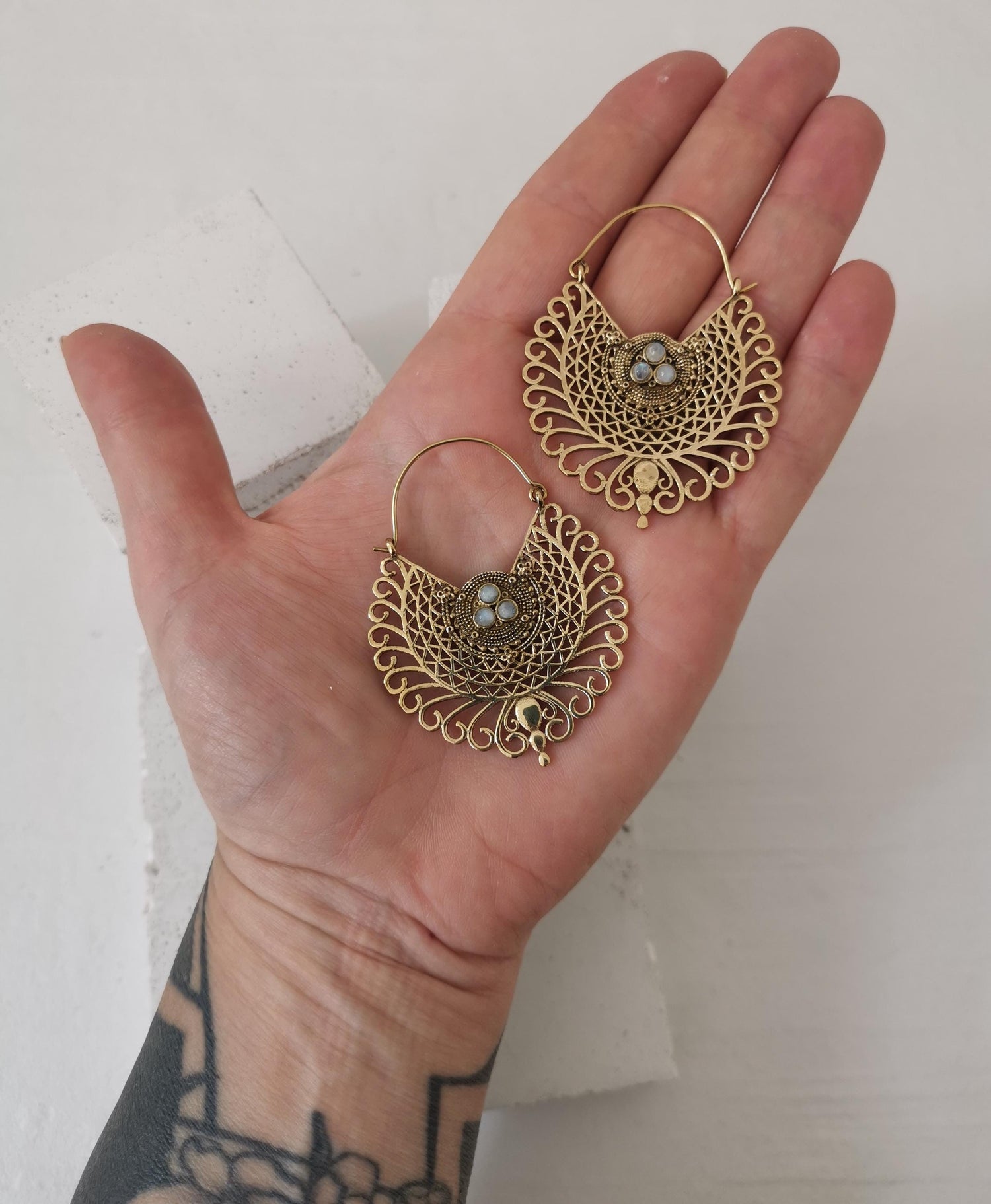 Mandala Ohrringe aus Messing mit Mondstein, Boho Mondstein Ohrringe, Hippie Schmuck