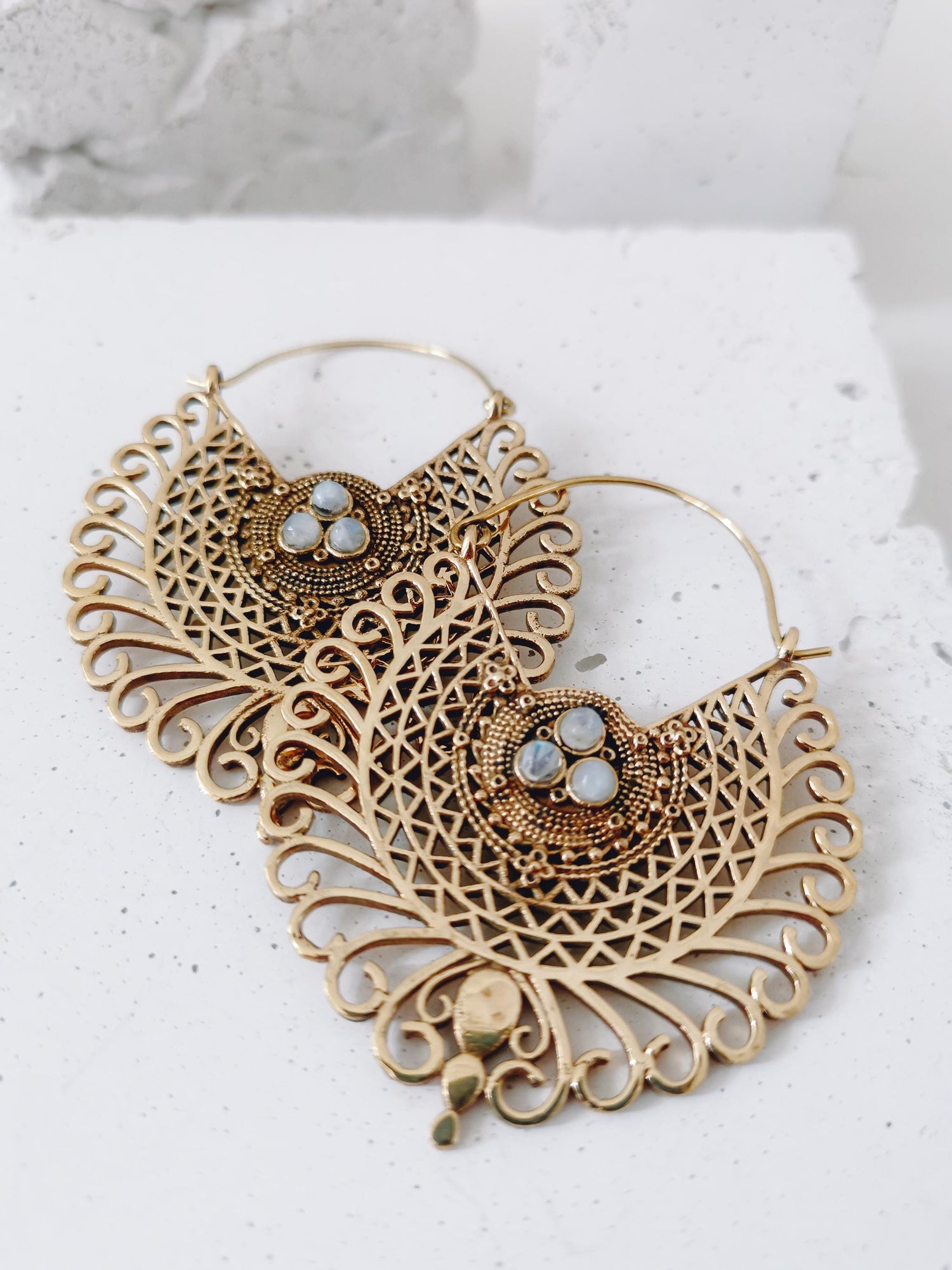 Mandala Ohrringe aus Messing mit Mondstein, Boho Mondstein Ohrringe, Hippie Schmuck