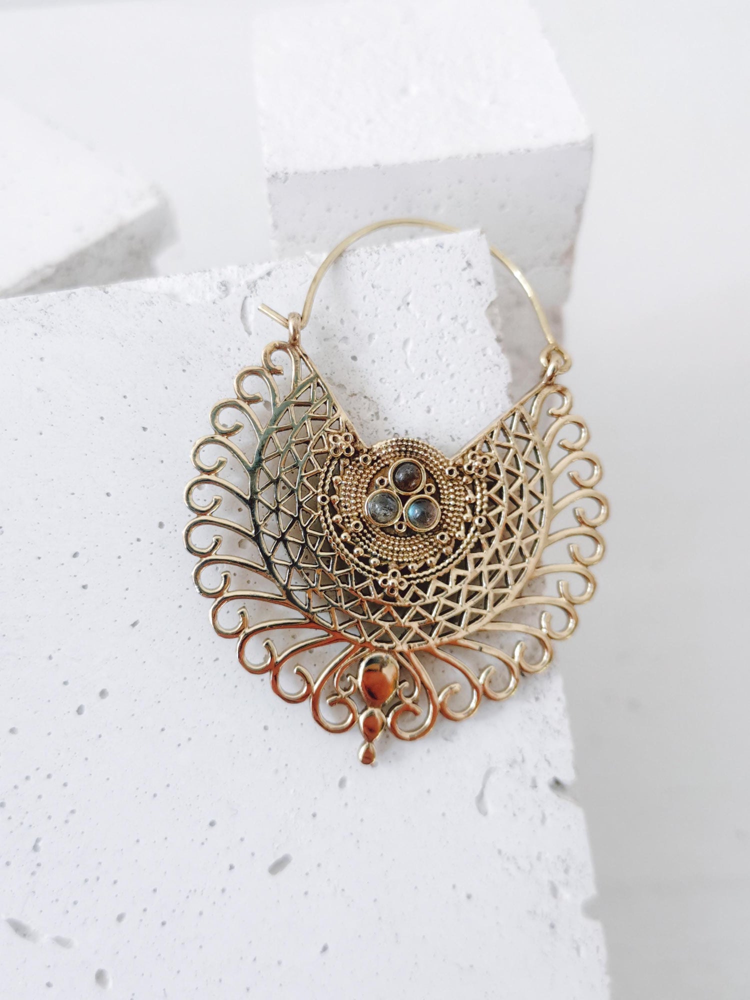 Mandala Ohrringe aus Messing mit Labradorit Steinen, Boho Tribal Ohrringe mit Labradorit, Hippie Schmuck