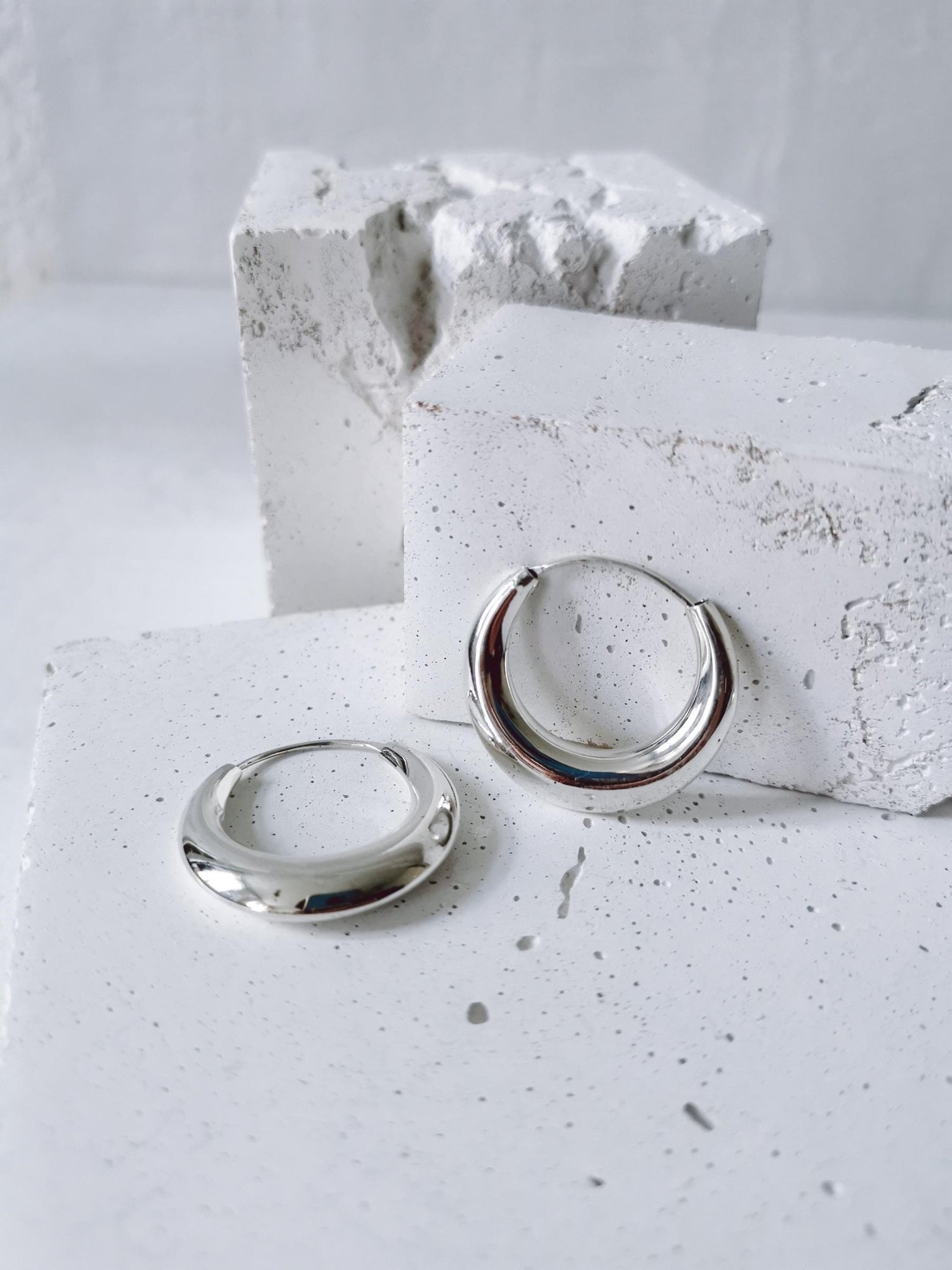 Halbmond Creolen aus 925 Silber, Chunky Sterling Silber Creolen 30 mm, Minimalistische breite Creolen - CocosyBerlin