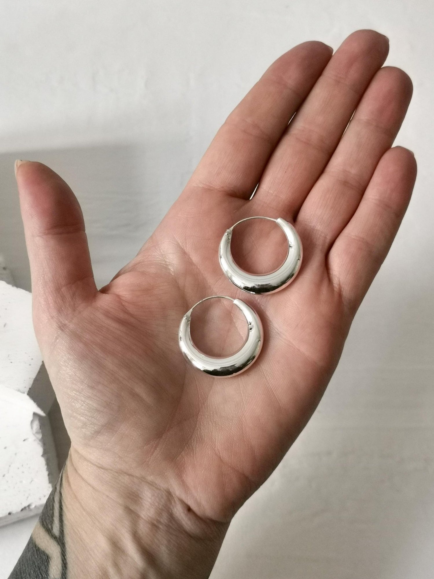 Halbmond Creolen aus 925 Silber, Chunky Sterling Silber Creolen 30 mm, Minimalistische breite Creolen - CocosyBerlin