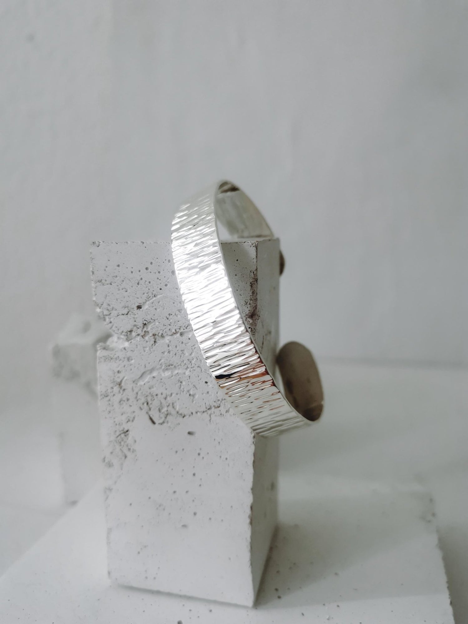 Breites Armband aus 925 Silber, verstellbar, Armreif aus massivem Sterling Silber, strukturiert minimalistischer schlichter Armreif - CocosyBerlin