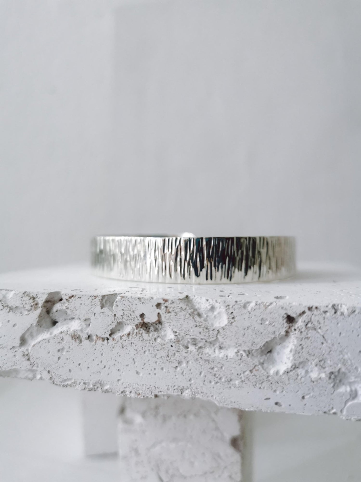 Breites Armband aus 925 Silber, verstellbar, Armreif aus massivem Sterling Silber, strukturiert minimalistischer schlichter Armreif - CocosyBerlin