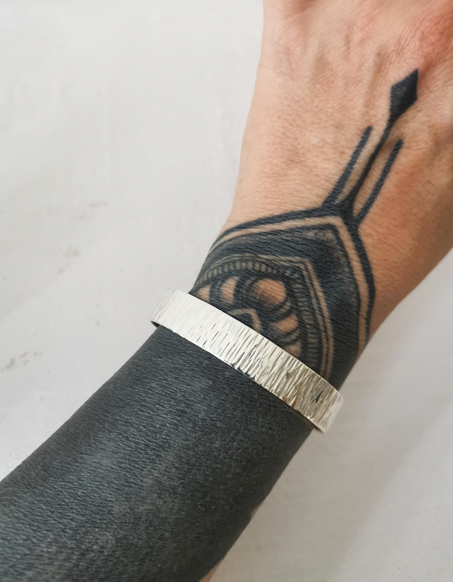 Breites Armband aus 925 Silber, verstellbar, Armreif aus massivem Sterling Silber, strukturiert minimalistischer schlichter Armreif