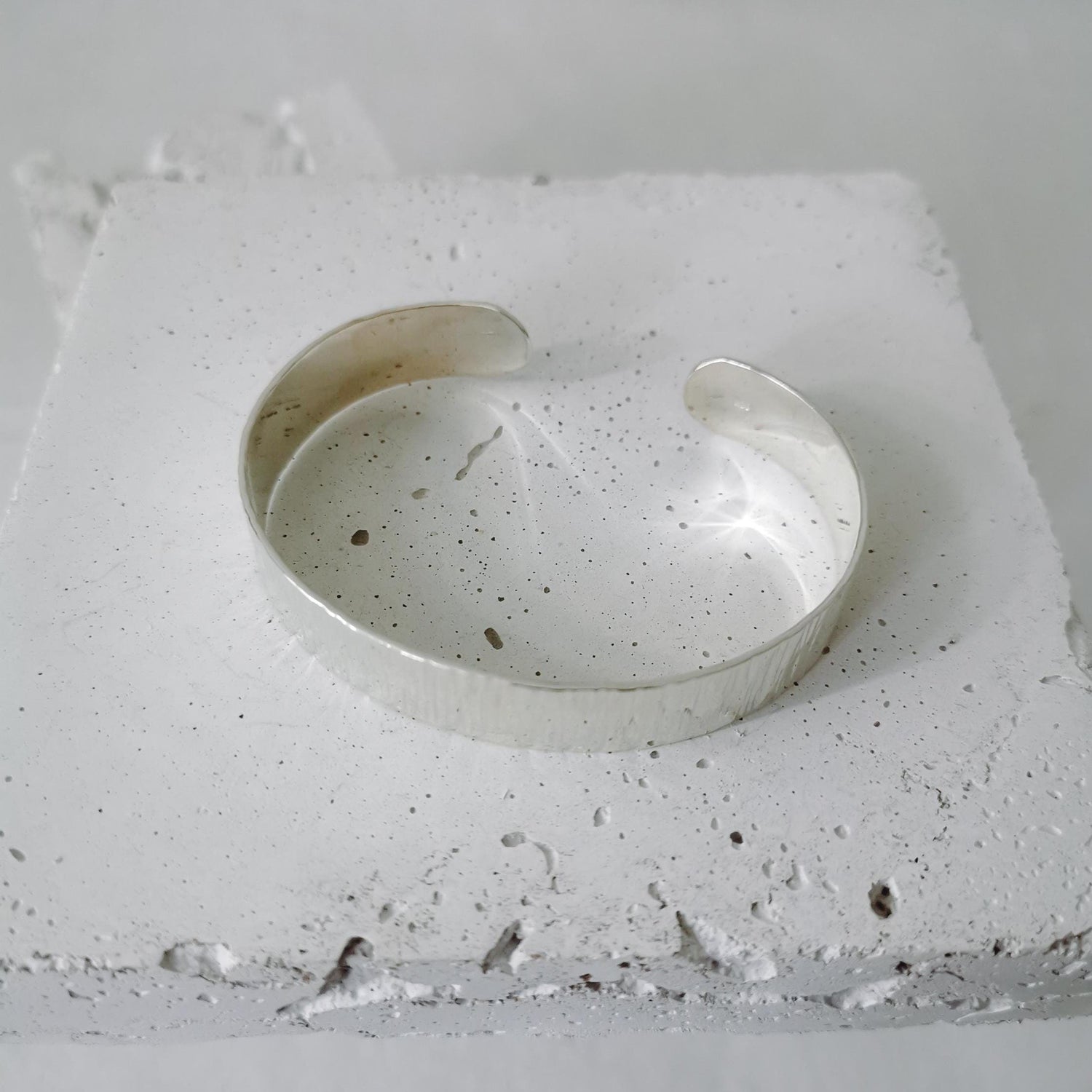 Breites Armband aus 925 Silber, verstellbar, Armreif aus massivem Sterling Silber, strukturiert minimalistischer schlichter Armreif