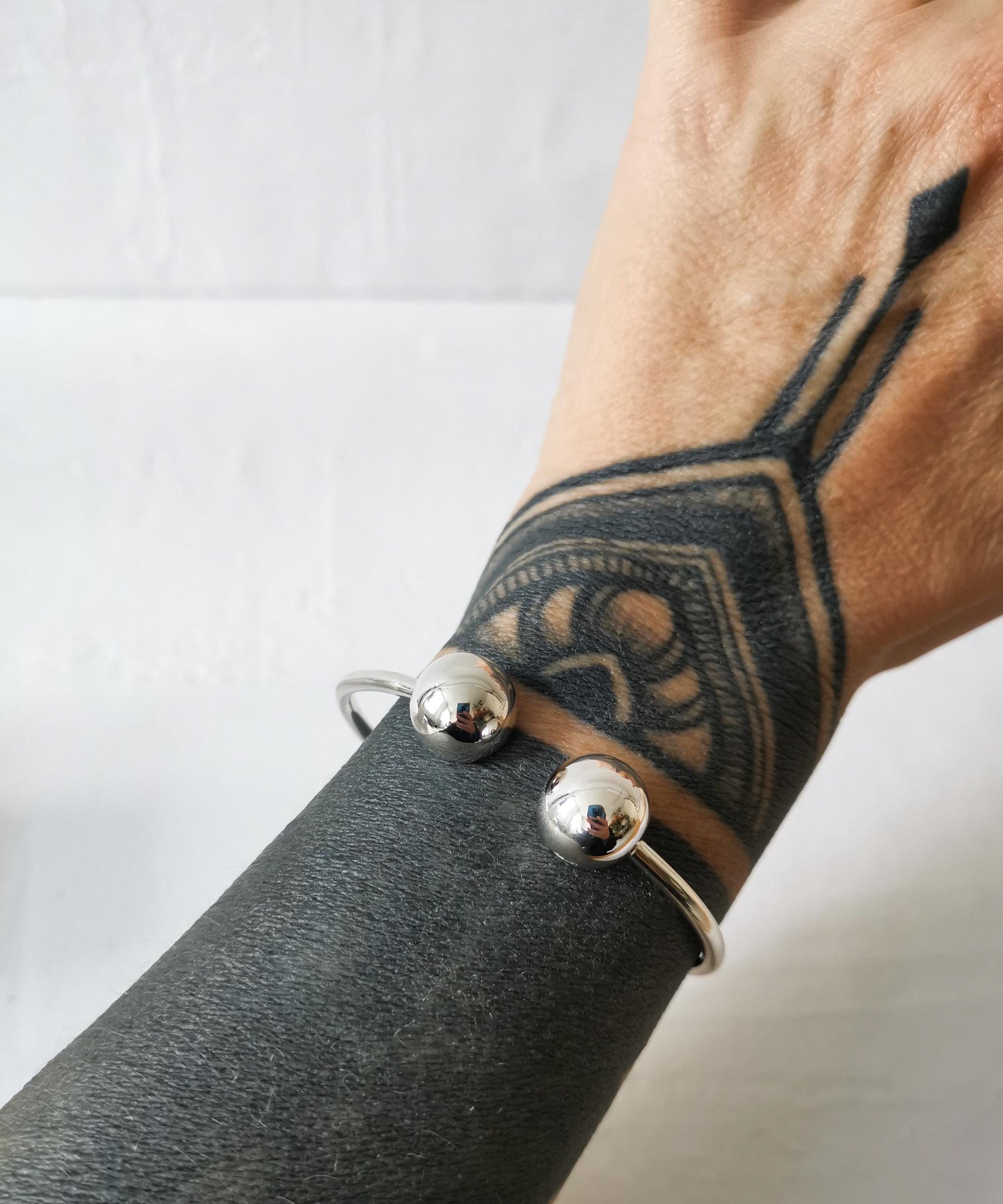 Chunky bangle made of sterling silver with ball, statement open bangle with balls made of 925 silver, cuff bangle minimalist