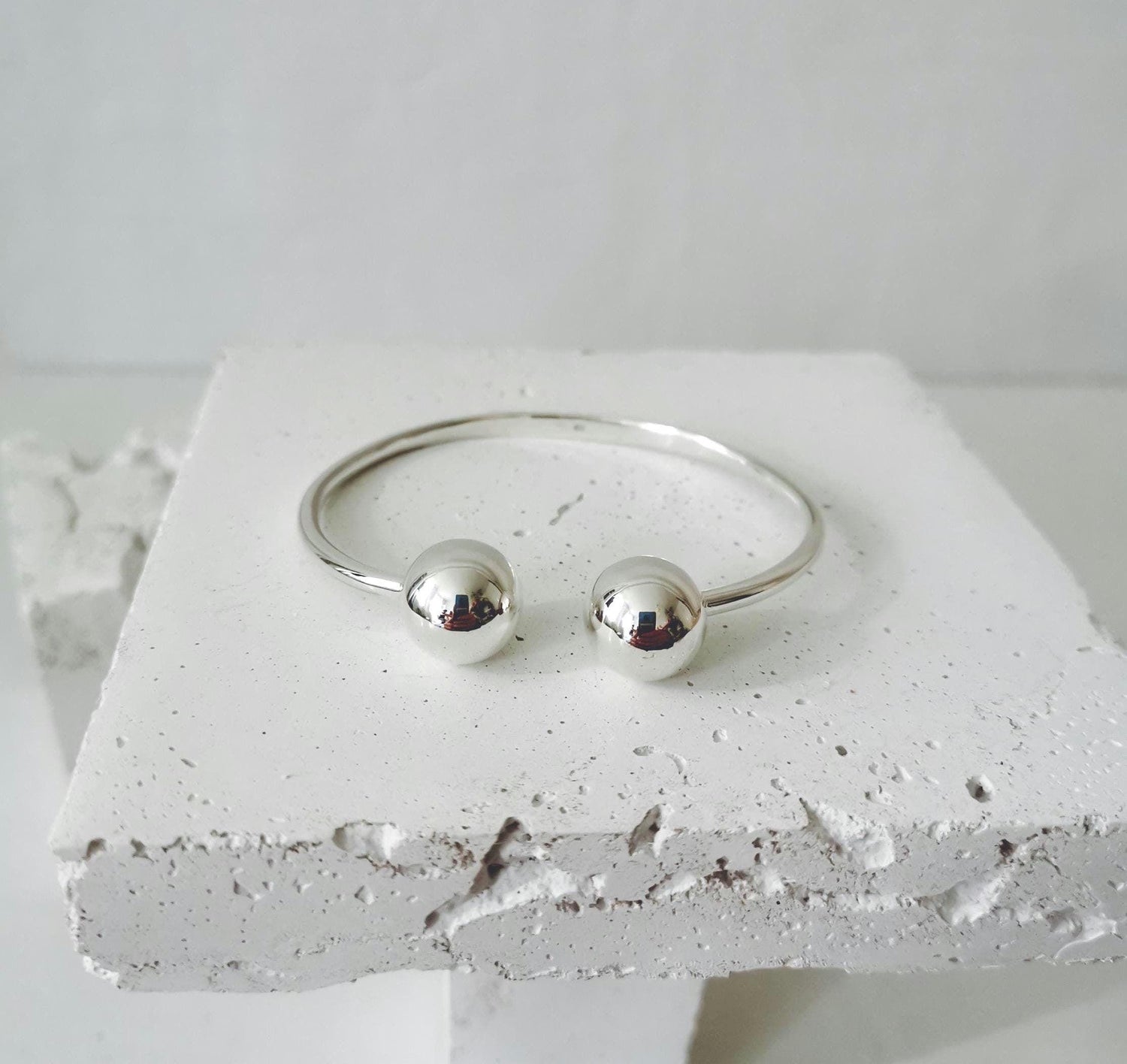 Chunky bangle made of sterling silver with ball, statement open bangle with balls made of 925 silver, cuff bangle minimalist