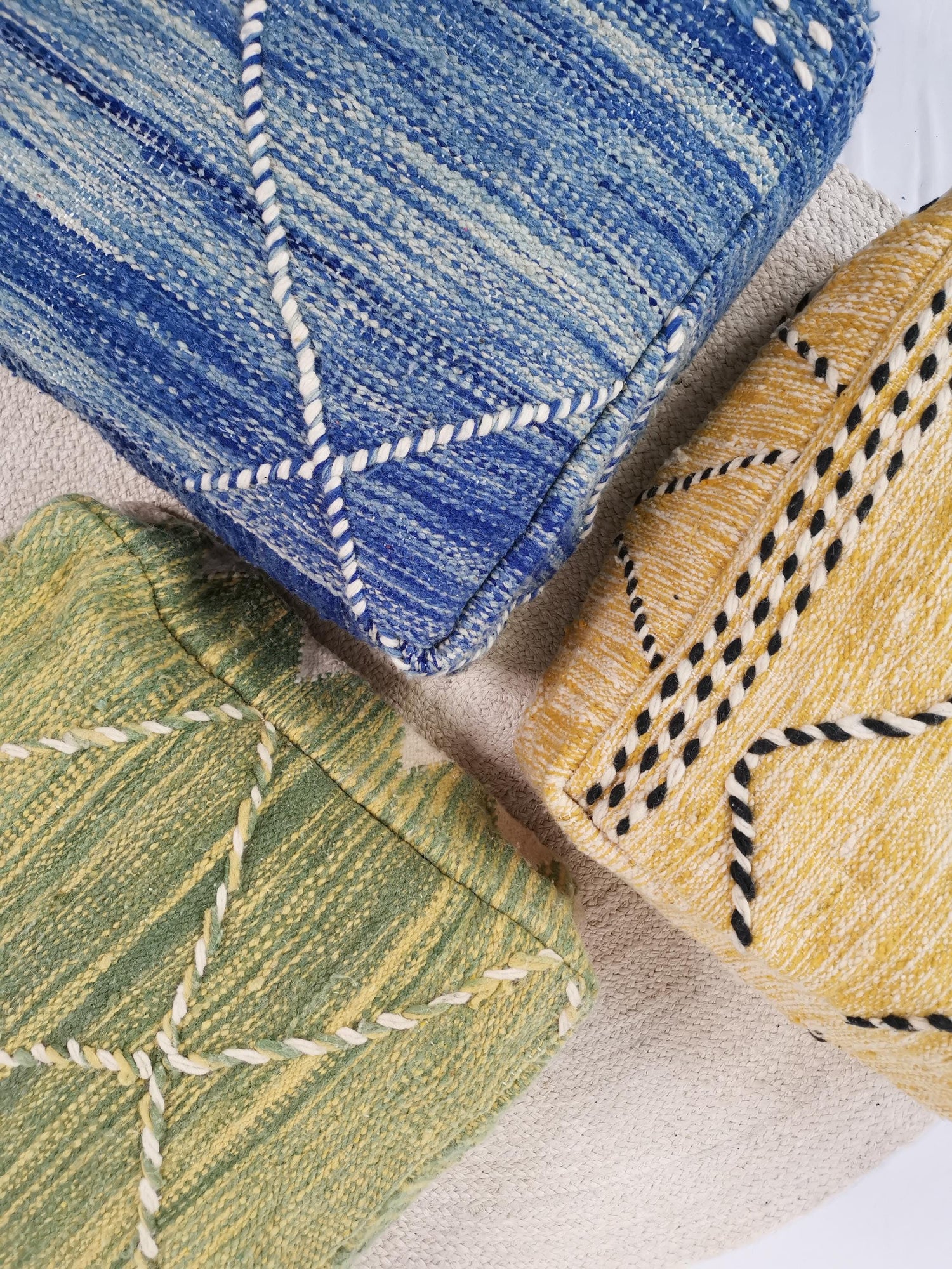 Marokkanischer Vintage Pouf bunt, Sitzkissen aus Wolle, Vintage Berber Bodenkissen blau