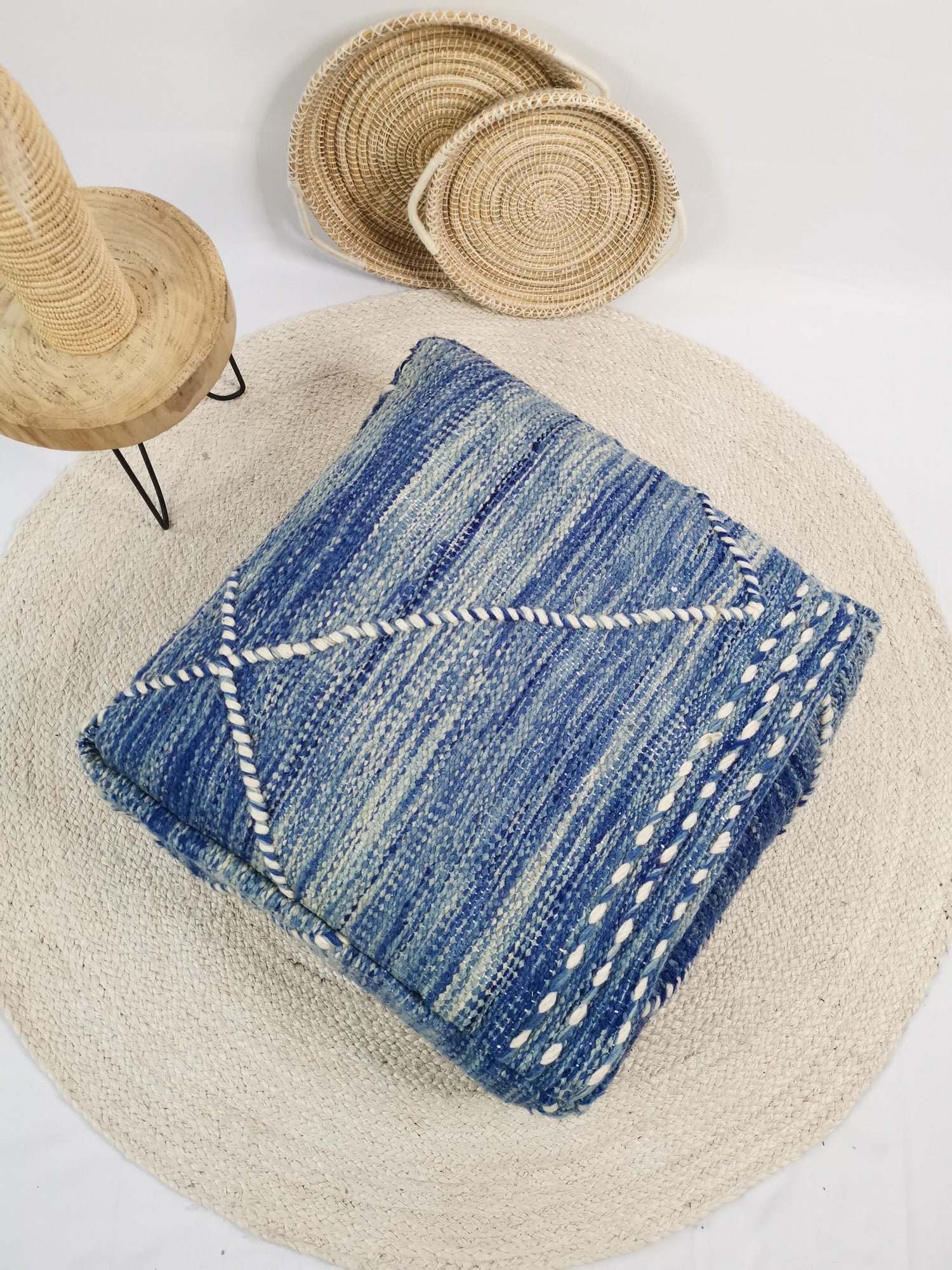 Marokkanischer Vintage Pouf bunt, Sitzkissen aus Wolle, Vintage Berber Bodenkissen blau